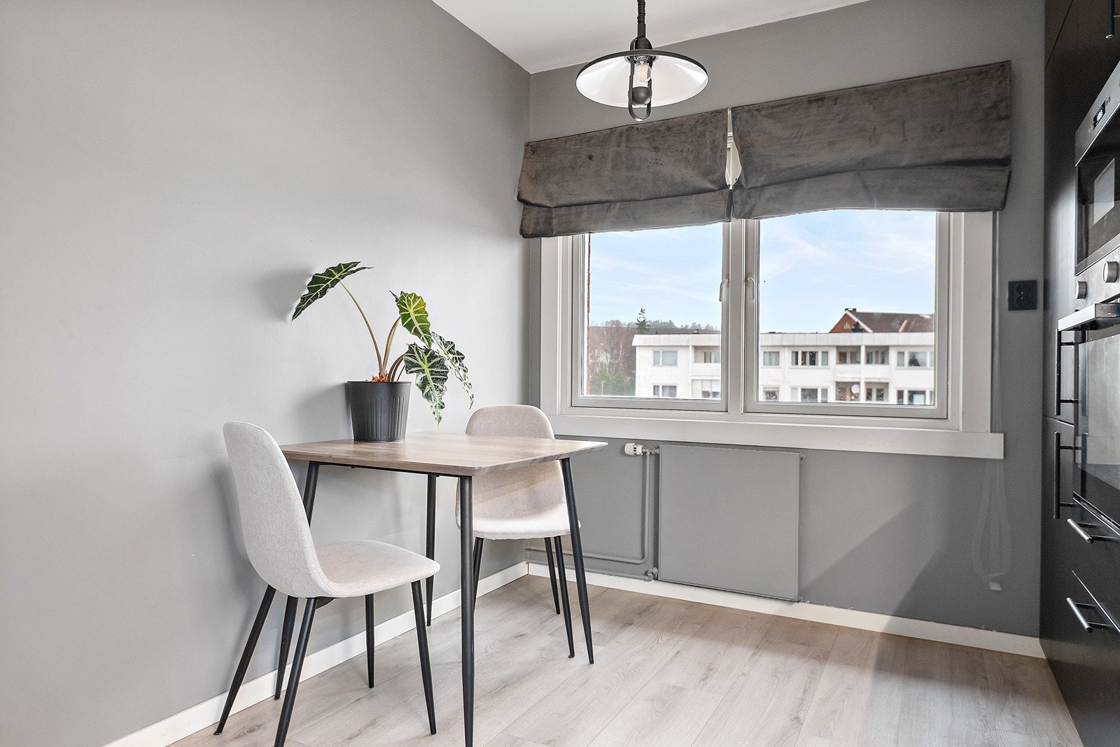 På kjøkkenet er det også plass til et koselig spisebord. Galleribilde