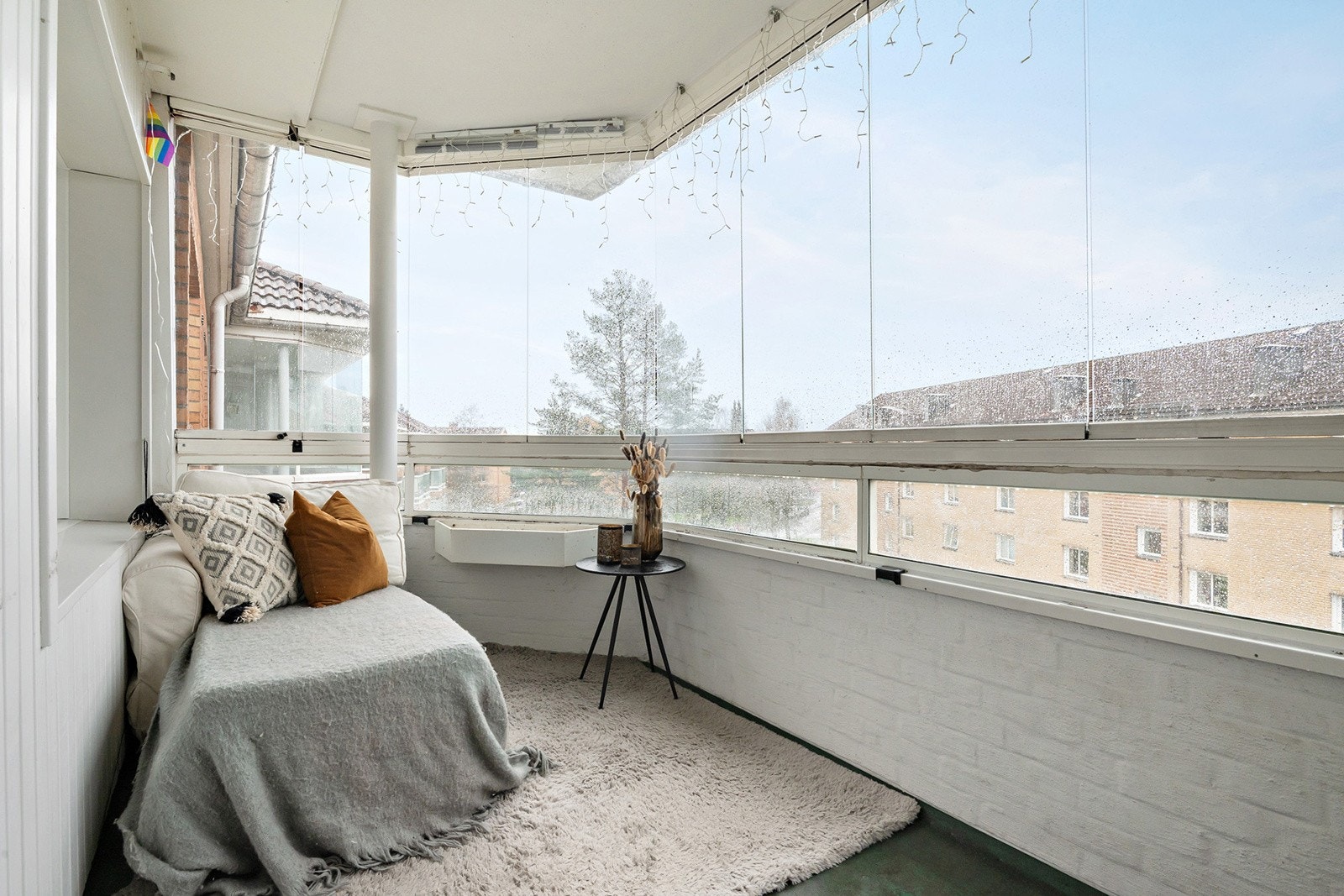 Fra stuen er det utgang til innglasset balkong med gode solforhold. Galleribilde