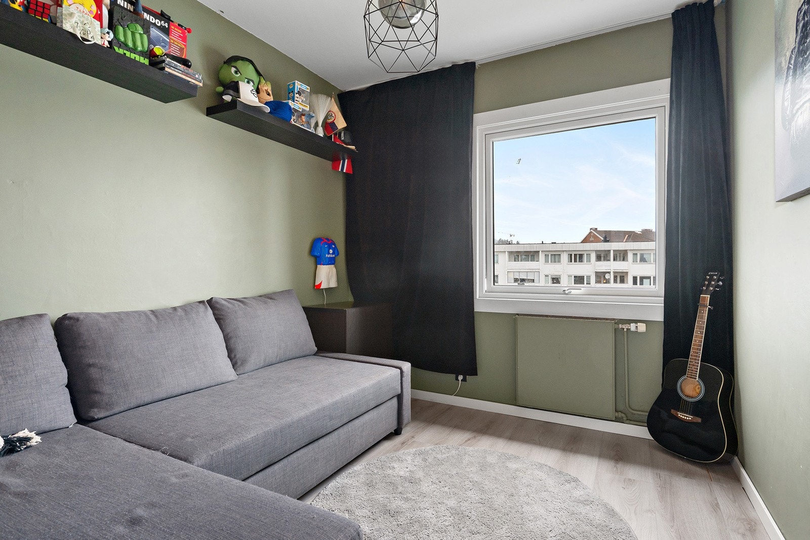 Det andre soverommet er fleksibelt og kan brukes som barnerom, gjesterom eller kontor, med plass til både seng og møblement. Galleribilde
