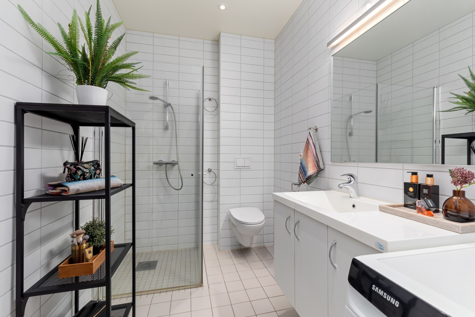 Delikat flislagt bad/wc | tidlløst fargevalg gjør baderommet varig og stilfullt Galleribilde