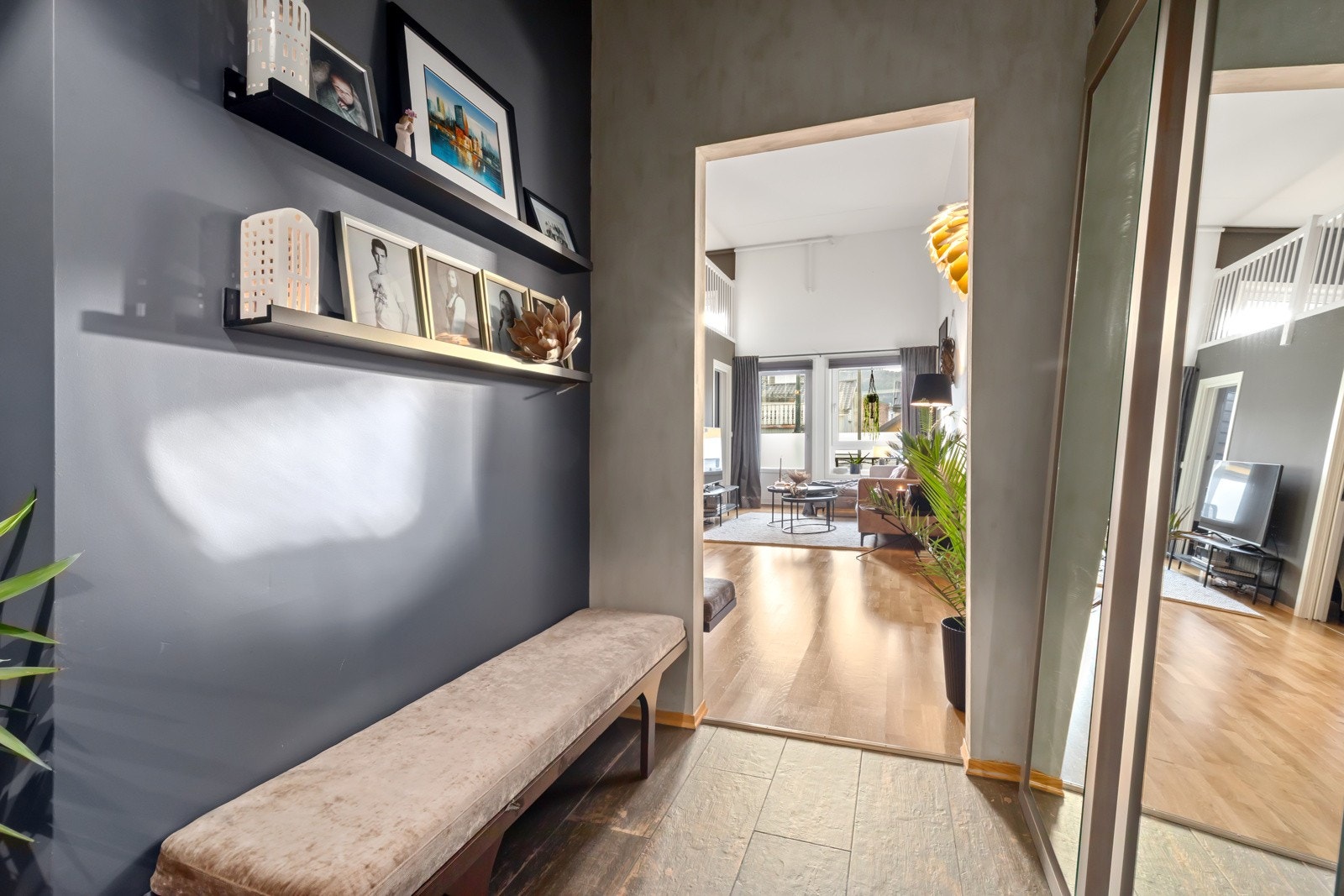 Entre / hall med garderobe Galleribilde