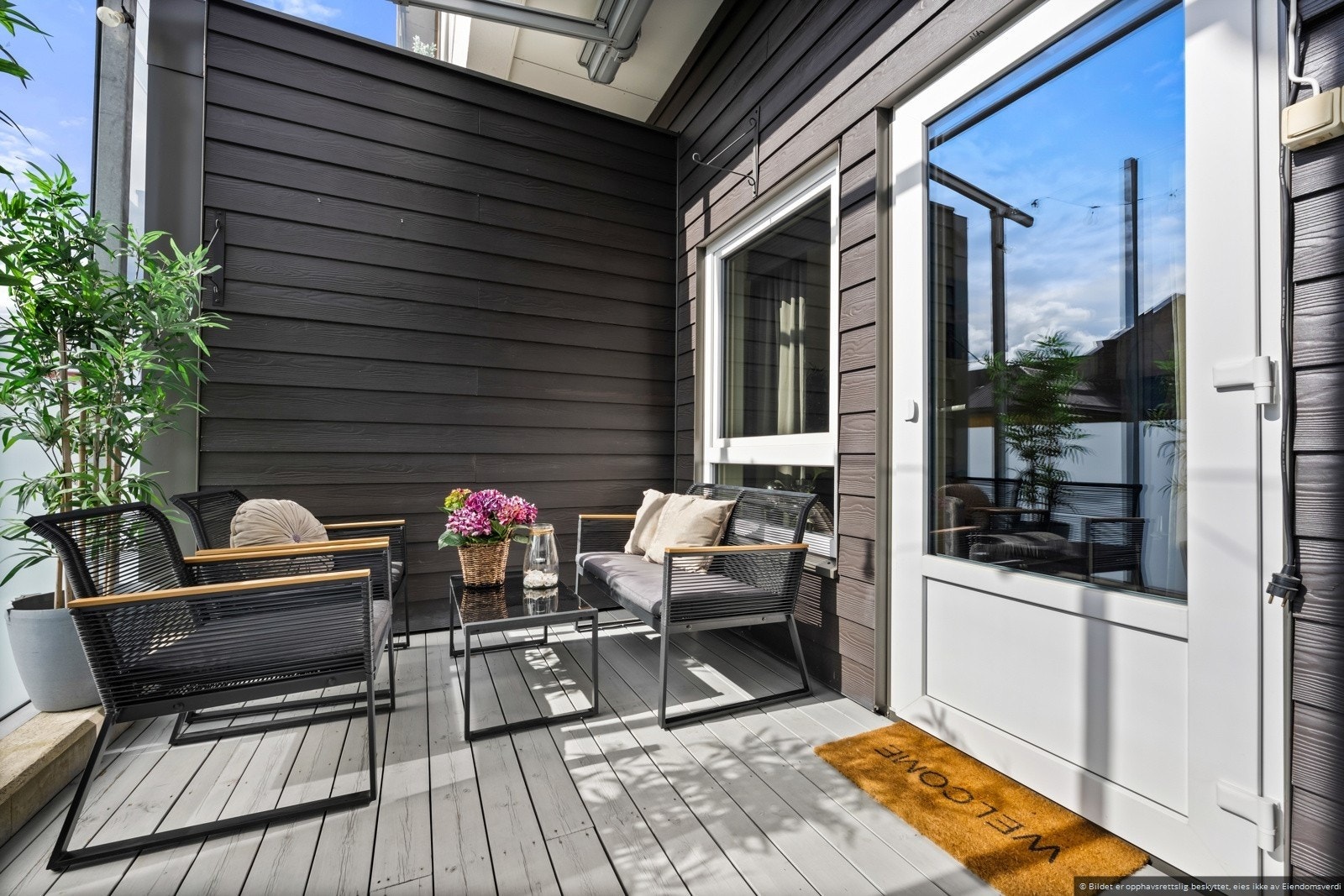 Balkong med stor el terrassemarkise Galleribilde