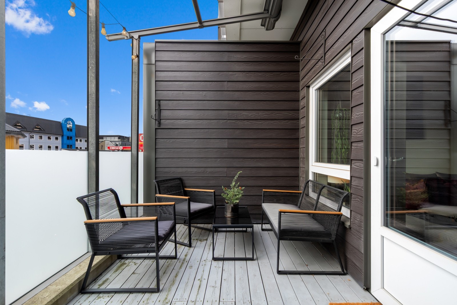 Balkong med stor el terrassemarkise Galleribilde