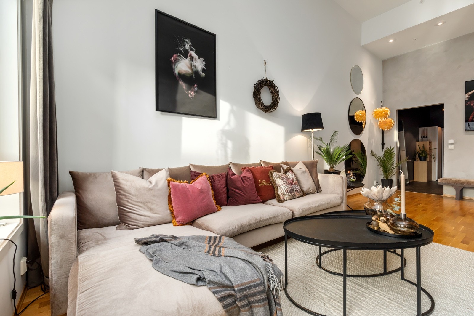 Lys og trivelig stue | takhøyden gjør den ekstra luftig Galleribilde