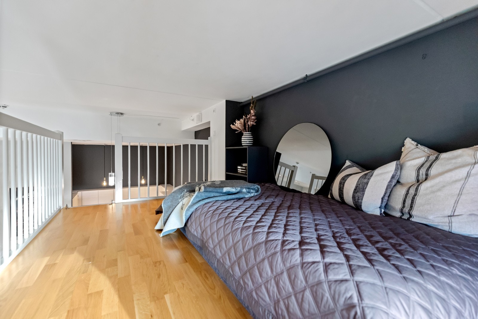 Hemsløsning over soverom | arealet på hems er målt til 8 m2 (ALH), men grunnet lav takhøyde er ingen deler av arealet måleverdig som bruksareal (BRA) Galleribilde