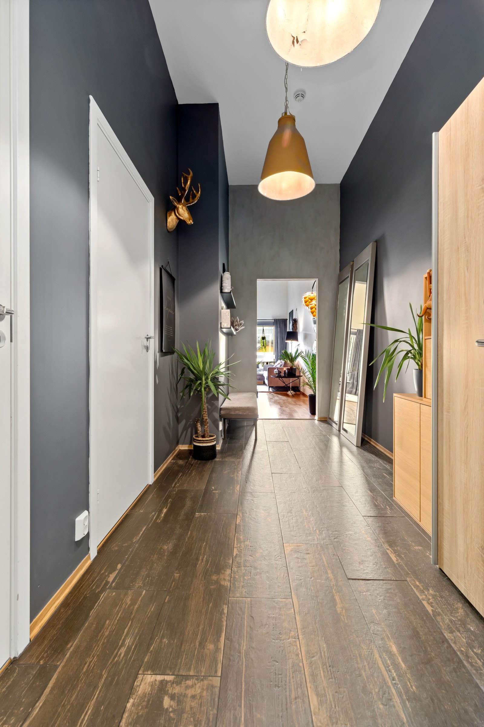 Entre / hall med fliser i røff vintage stil | stor takhøyde Galleribilde