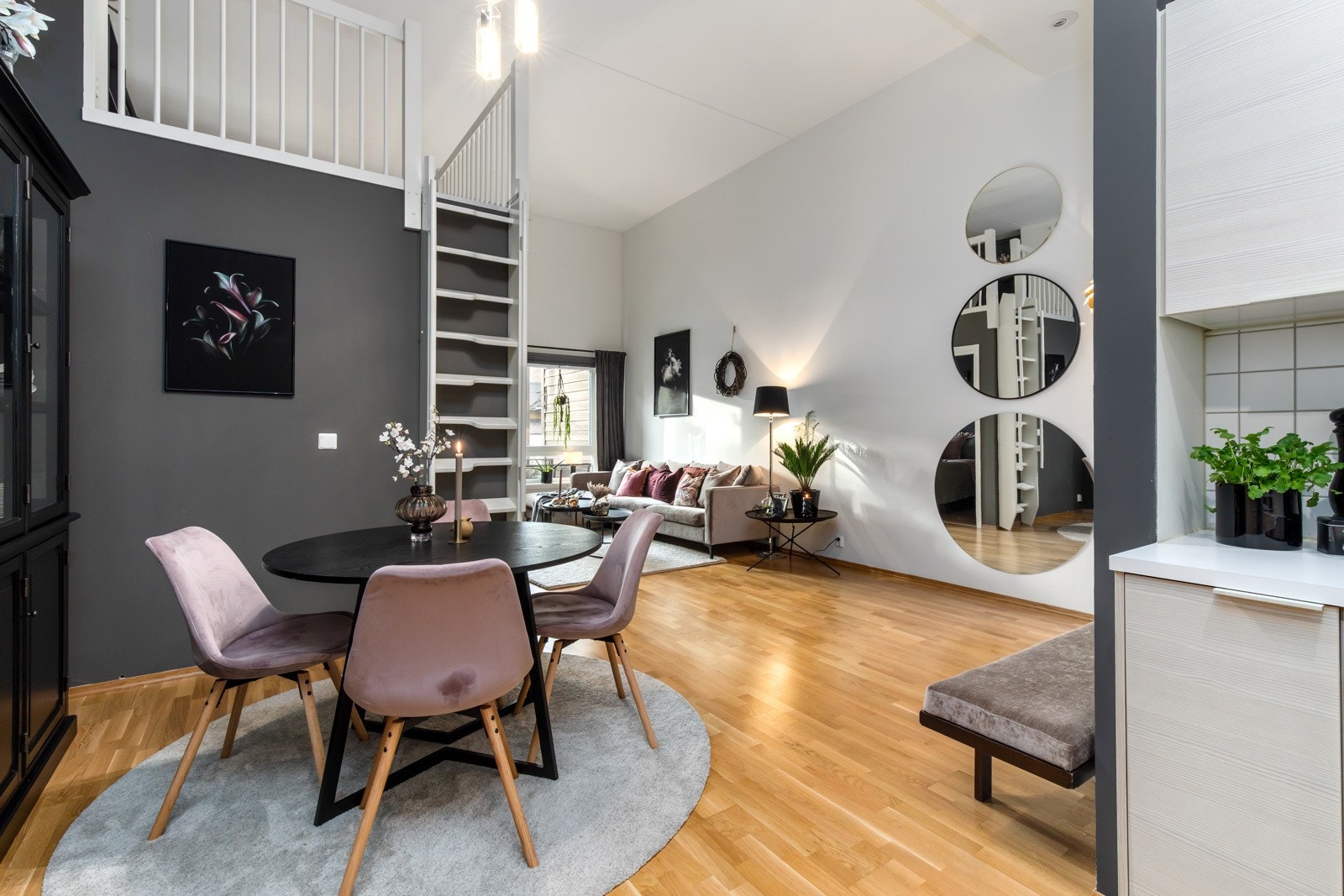 Romslig stue med to møbleringssoner for salong og spisestue | hele stue- og kjøkkenområdet har 395 cm under taket Galleribilde