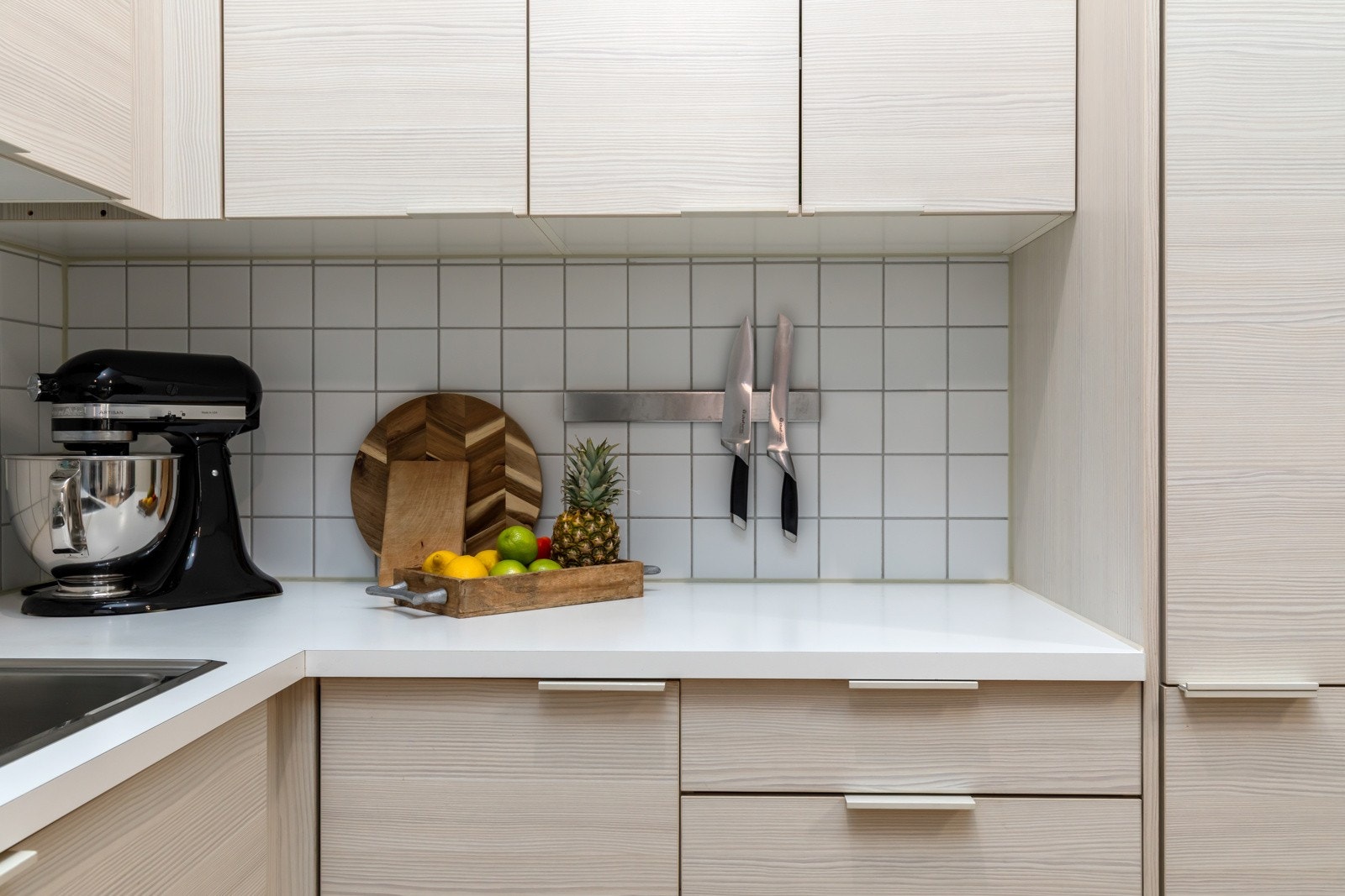 Detaljer som fliser over benken gjør det enklere å holde rent og det framstår stilfullt Galleribilde