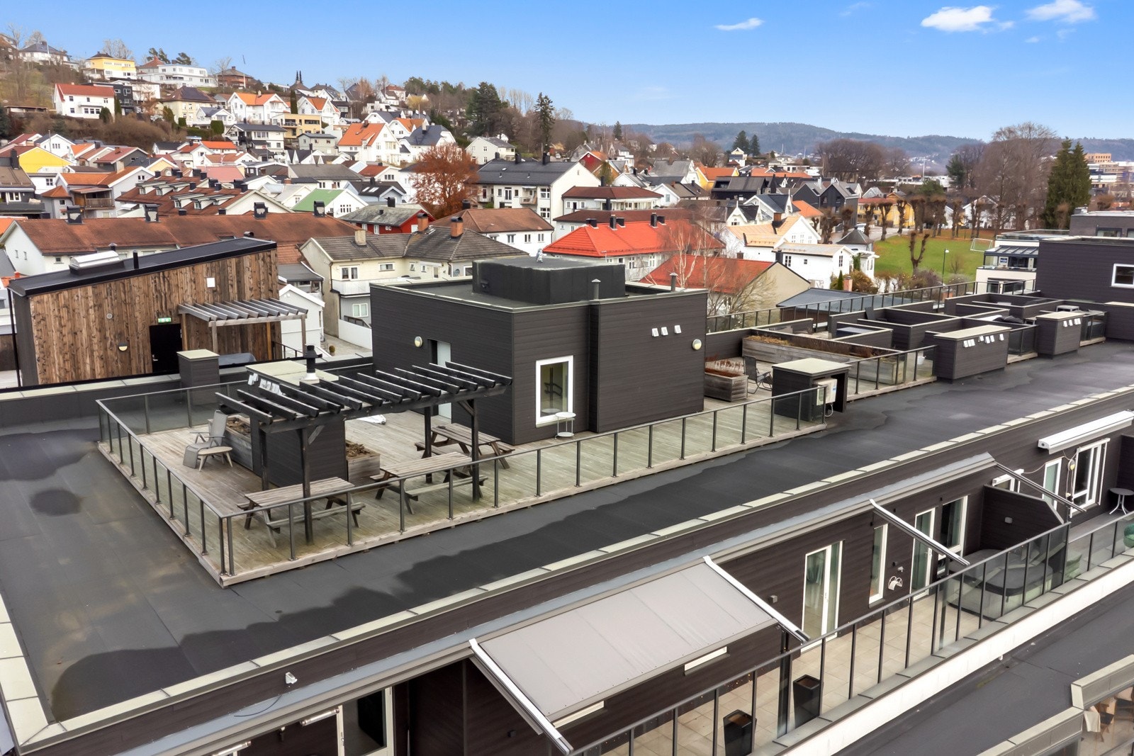 På takterrassen har leiligheten egen eksklusiv parsell med egen terrasse med flott utsikt og masse sol Galleribilde