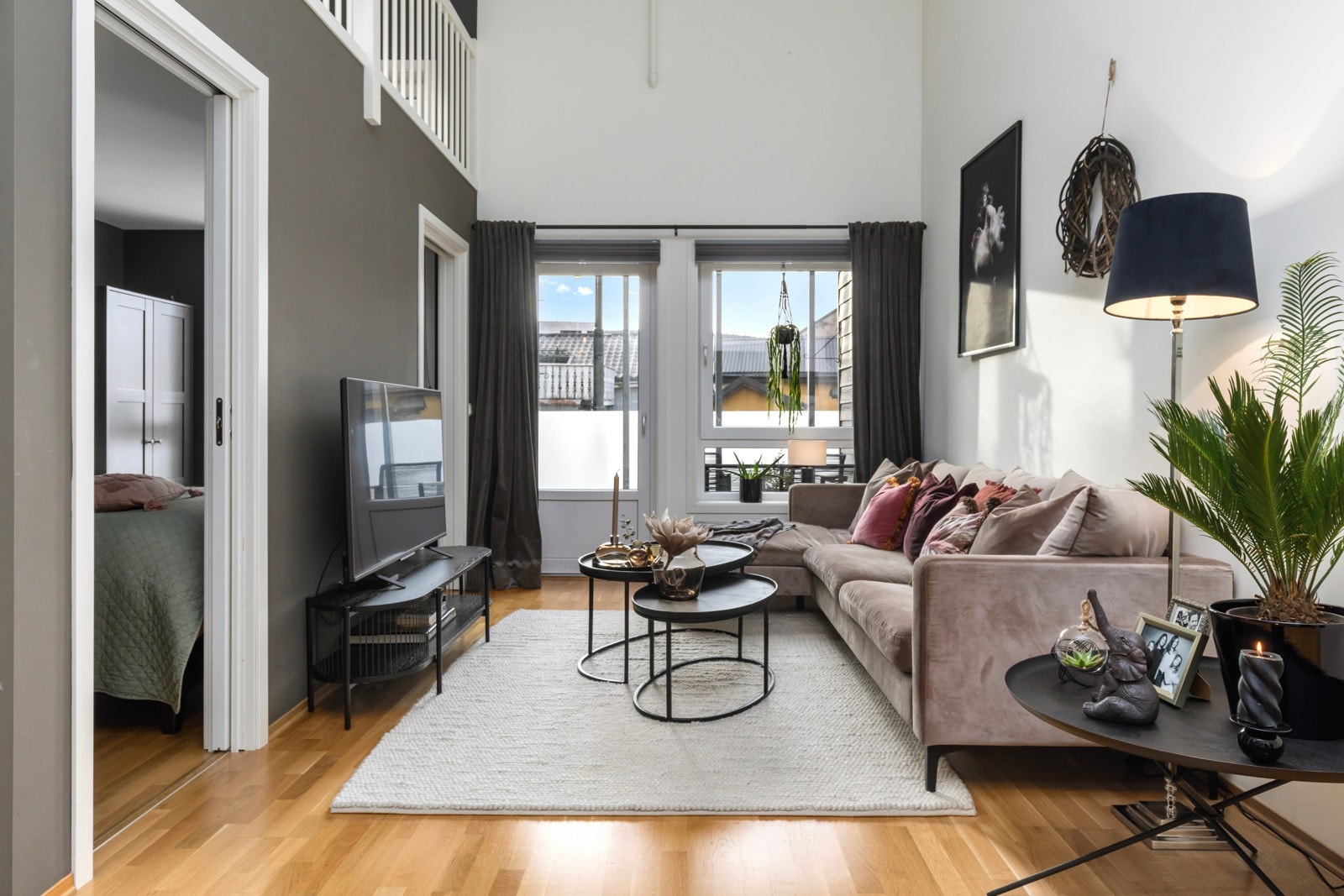 Smakfull innredning med god kvalitet som vannbåren varme i gulv, balansert ventilasjon, eikeparkett og fliserlagt bad/wc med varmekabel Galleribilde