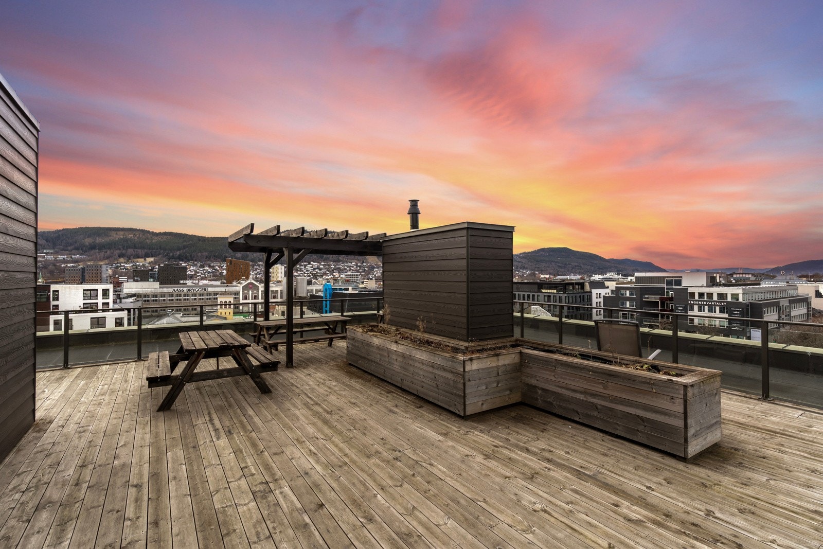 Stor felles takterrasse med flott utsikt og masse sol Galleribilde