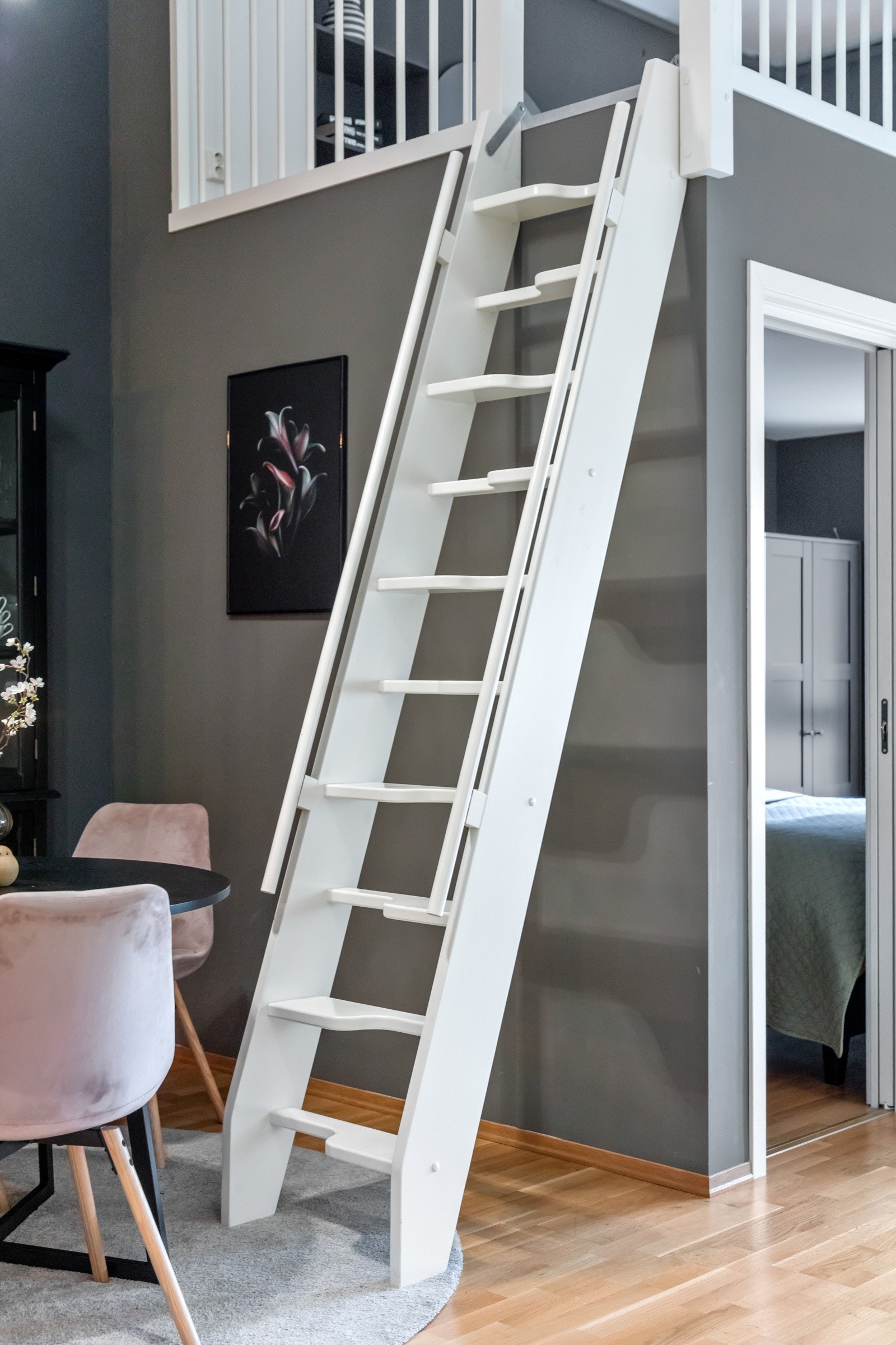 God trapp opp til hems (trappen slåes inn mot veggen når den ikke er i bruk) Galleribilde