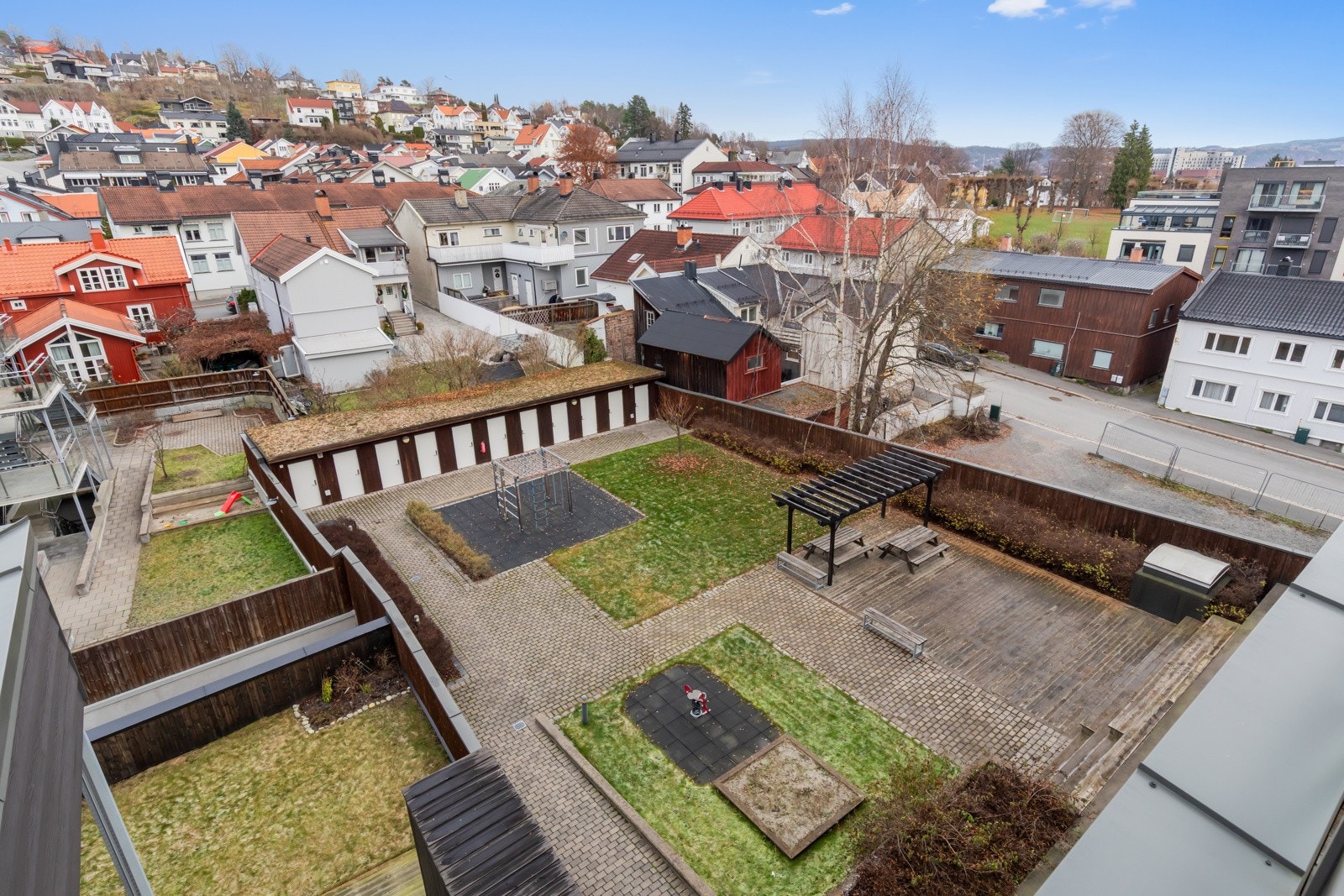 Hyggelig bakgård Galleribilde