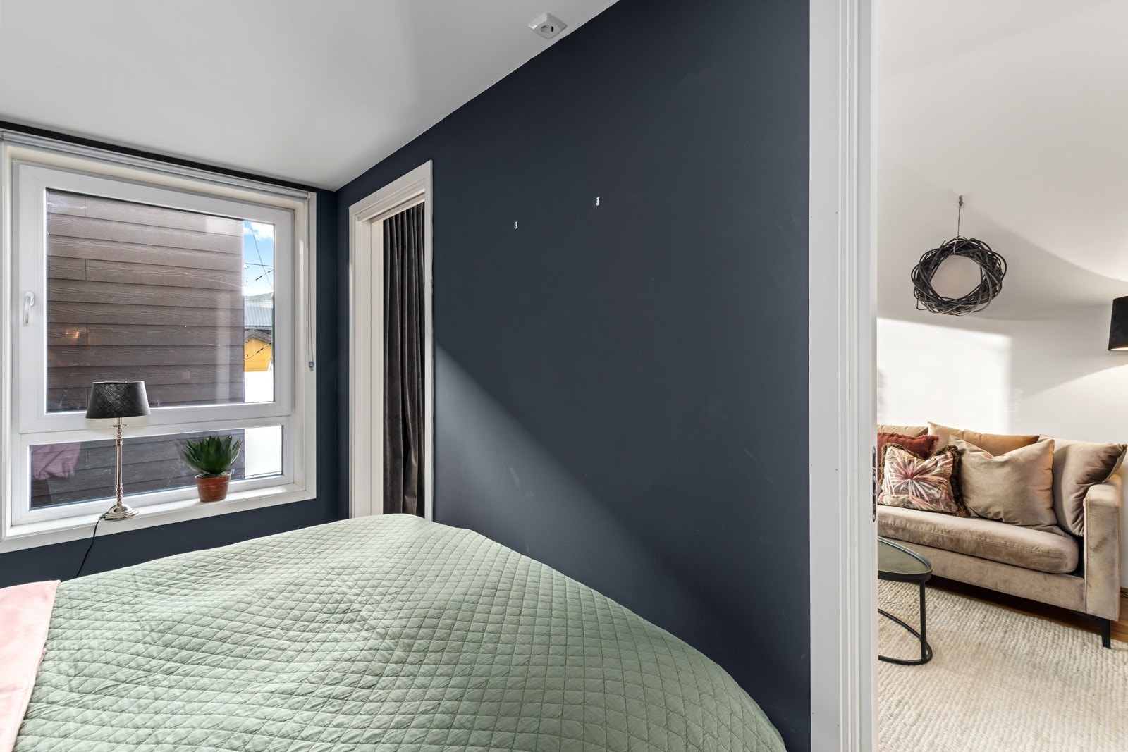 Praktisk med inngang og garderobe på begge sider av sengen Galleribilde