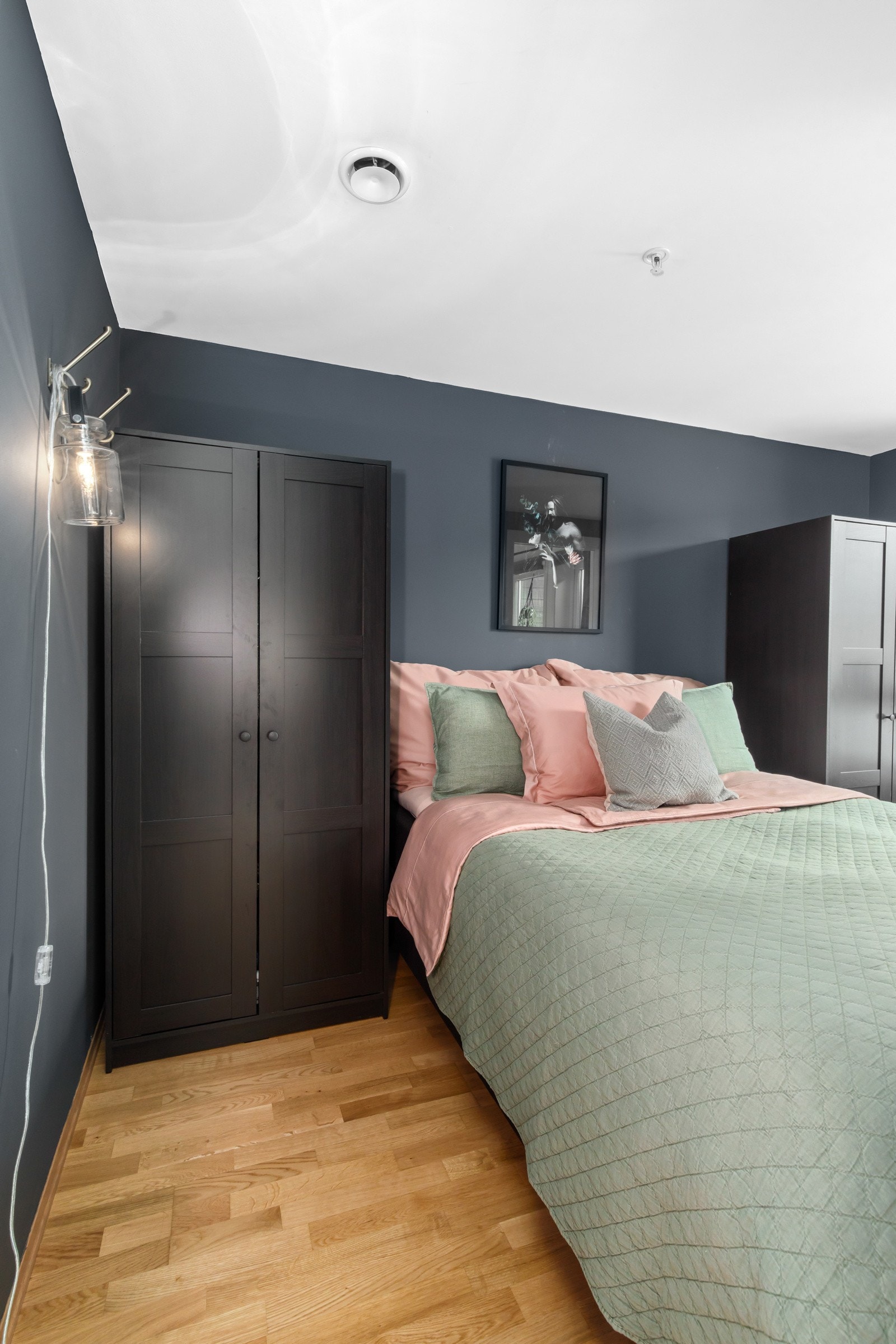 Praktisk med inngang og garderobe på begge sider av sengen Galleribilde