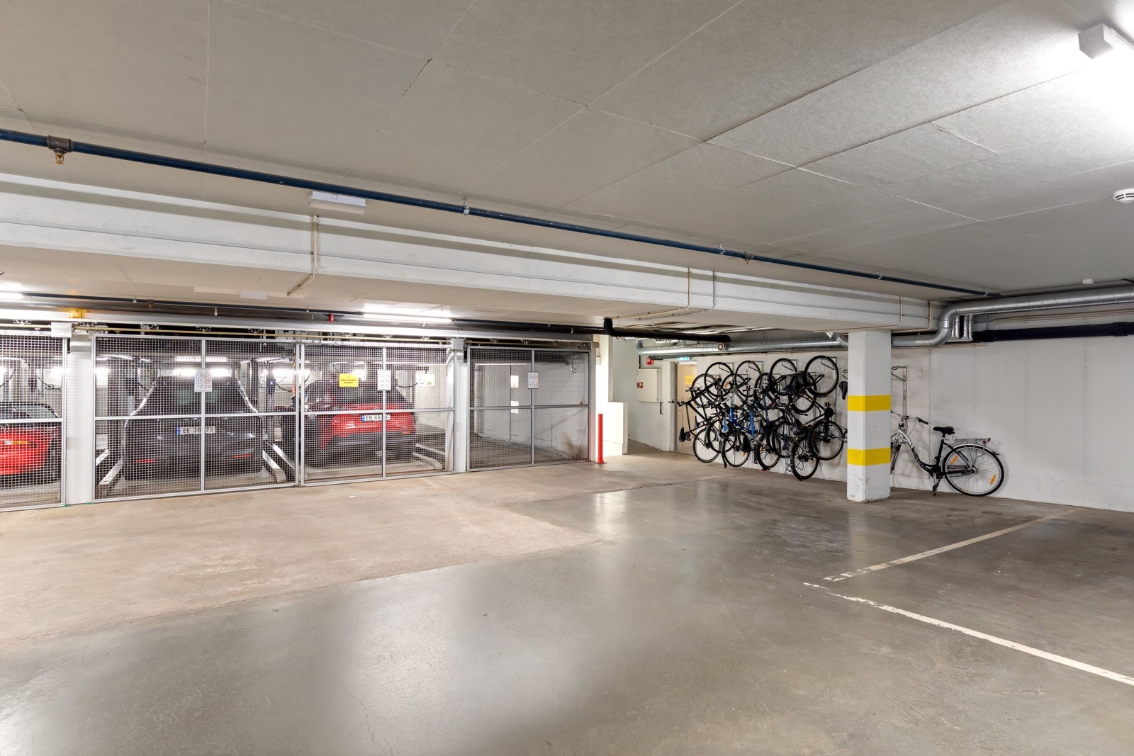 Garasje med el billader Galleribilde