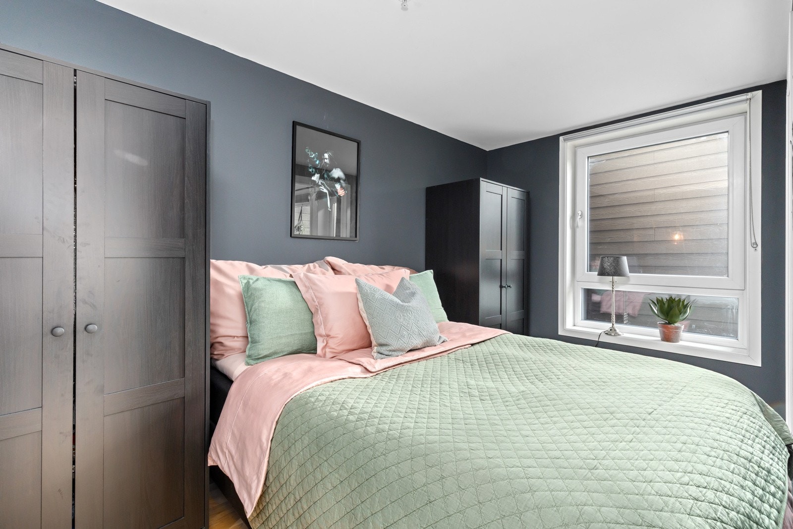 Soverommet har god garderobeplass Galleribilde