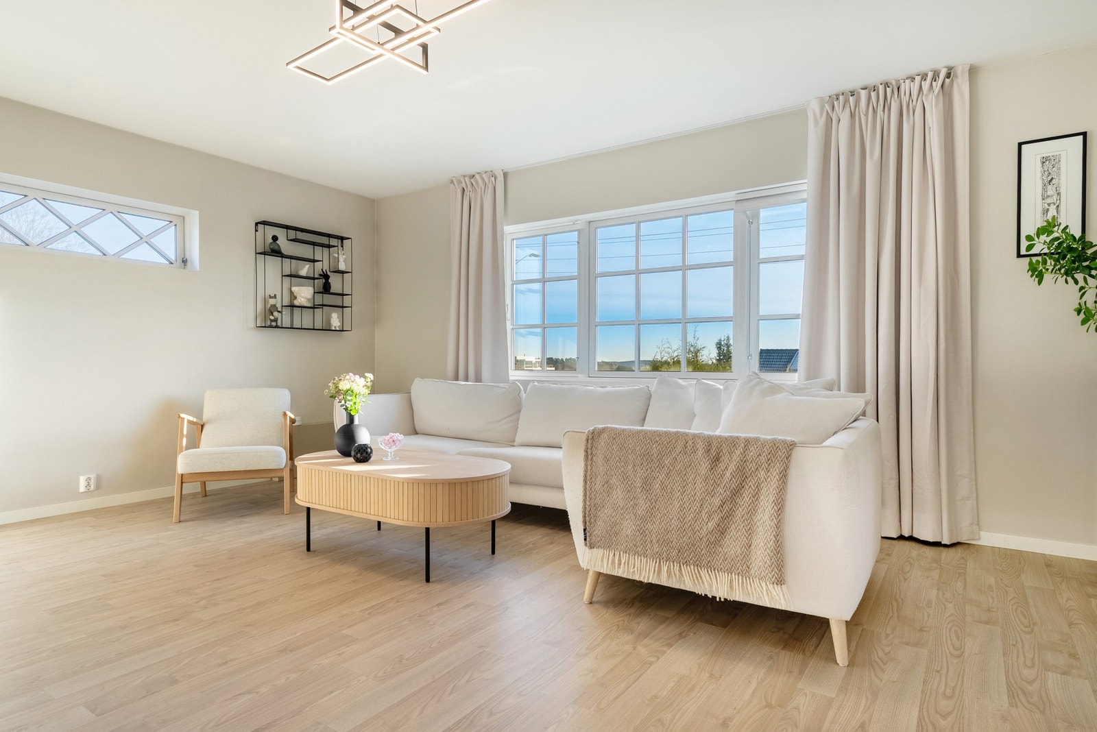 Lys og romslig stue med plass til sittegruppe hvor hele familien kan samles Galleribilde