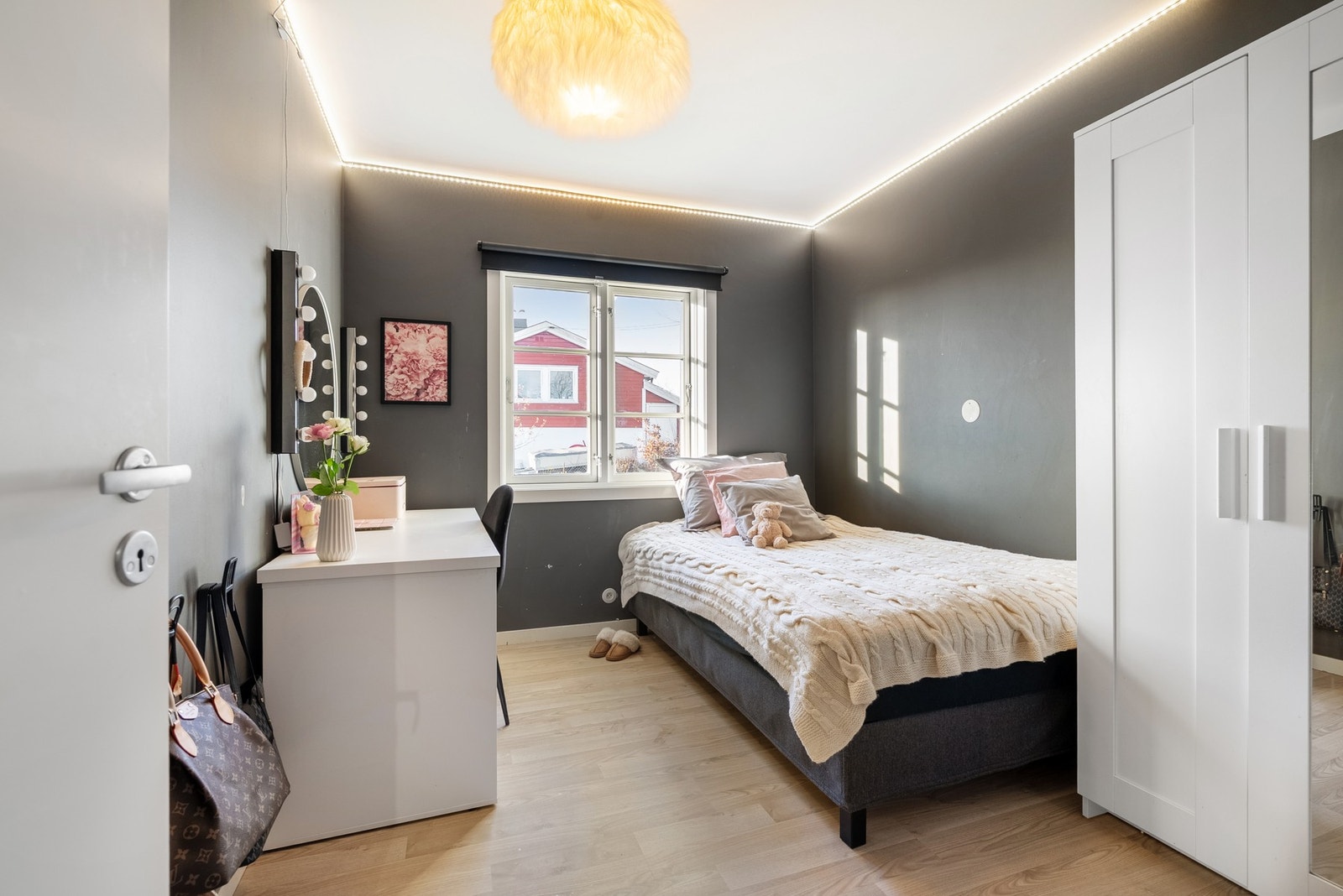 Med 3 soverom får hver familiemedlem sitt eget private rom, og det blir enkelt å tilpasse boligen både for hverdagsliv og gjester Galleribilde