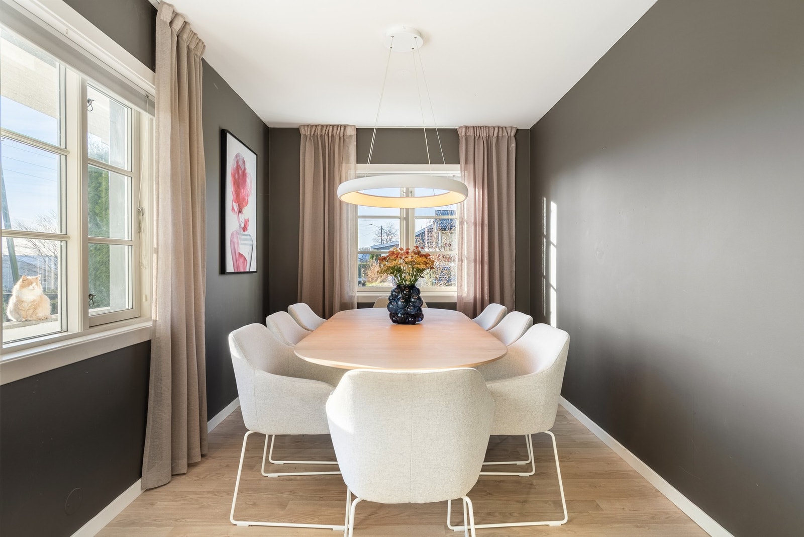 Praktisk og sosial løsning med egen sone for spisestue rett ved kjøkkenet - ideelt for både hverdagsmåltider og hyggelige middager Galleribilde