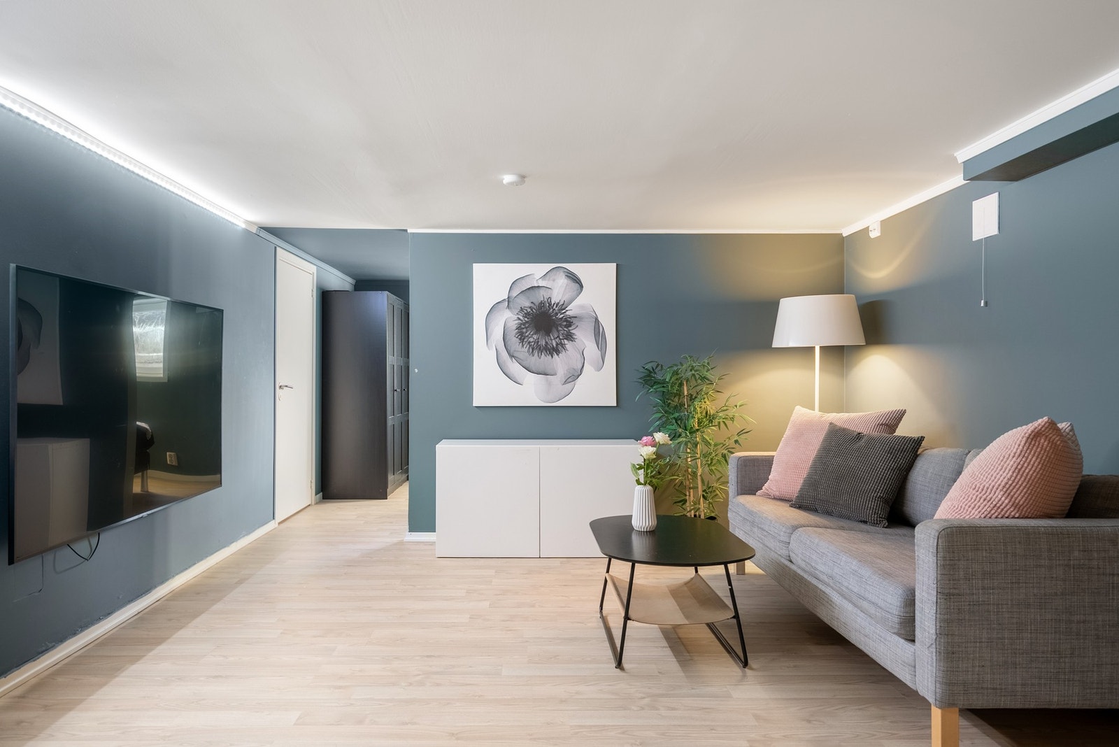 Samme moderne stil som resten av boligen, og med varmekabler i gulvet - etasjen er ikke bruksendret til varig opphold Galleribilde