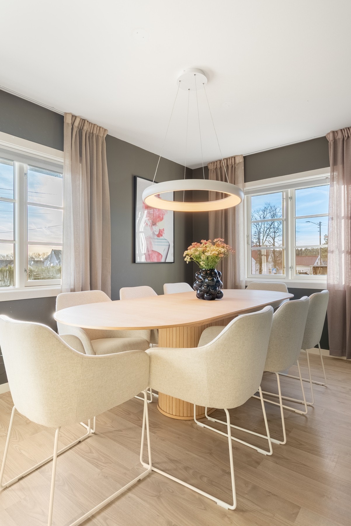 De store vindusflatene mot terrasse og hage gir et godt lysinnslipp Galleribilde