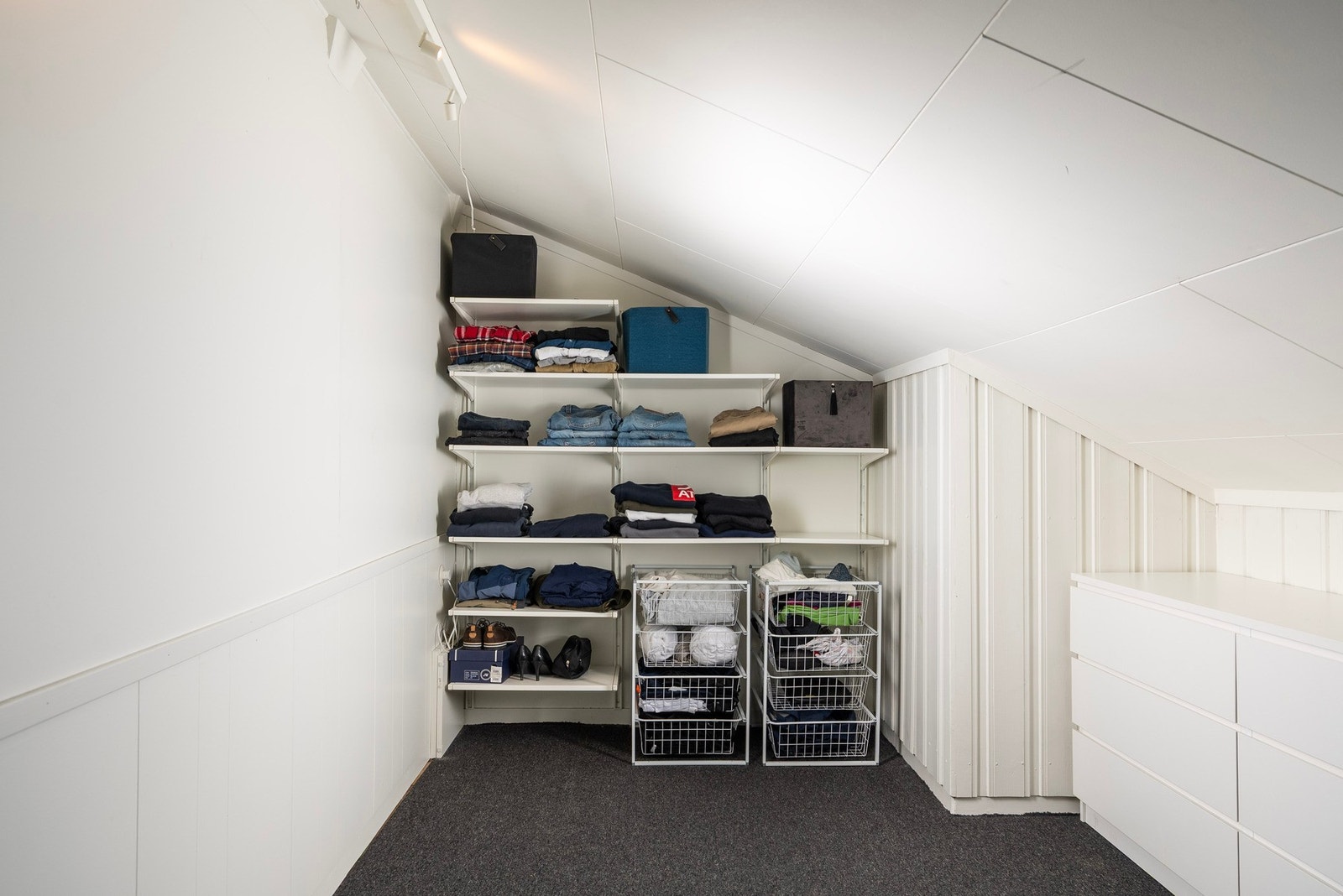 Eget garderoberom gir deg ryddig og praktisk oppbevaring av klær og tilbehør, slik at resten av boligen kan holdes fri og oversiktlig Galleribilde