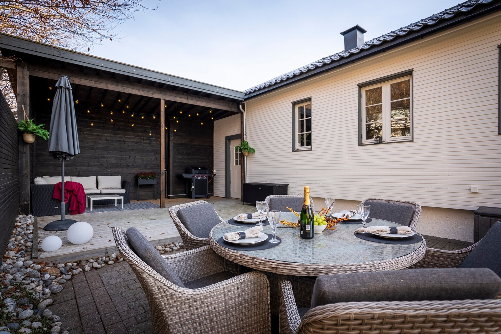 Her får du en kombinert uteplass med beleggingsstein og en romslig markterrasse på 28 m², hvor en del ble dekket av utestue i 2018 Galleribilde