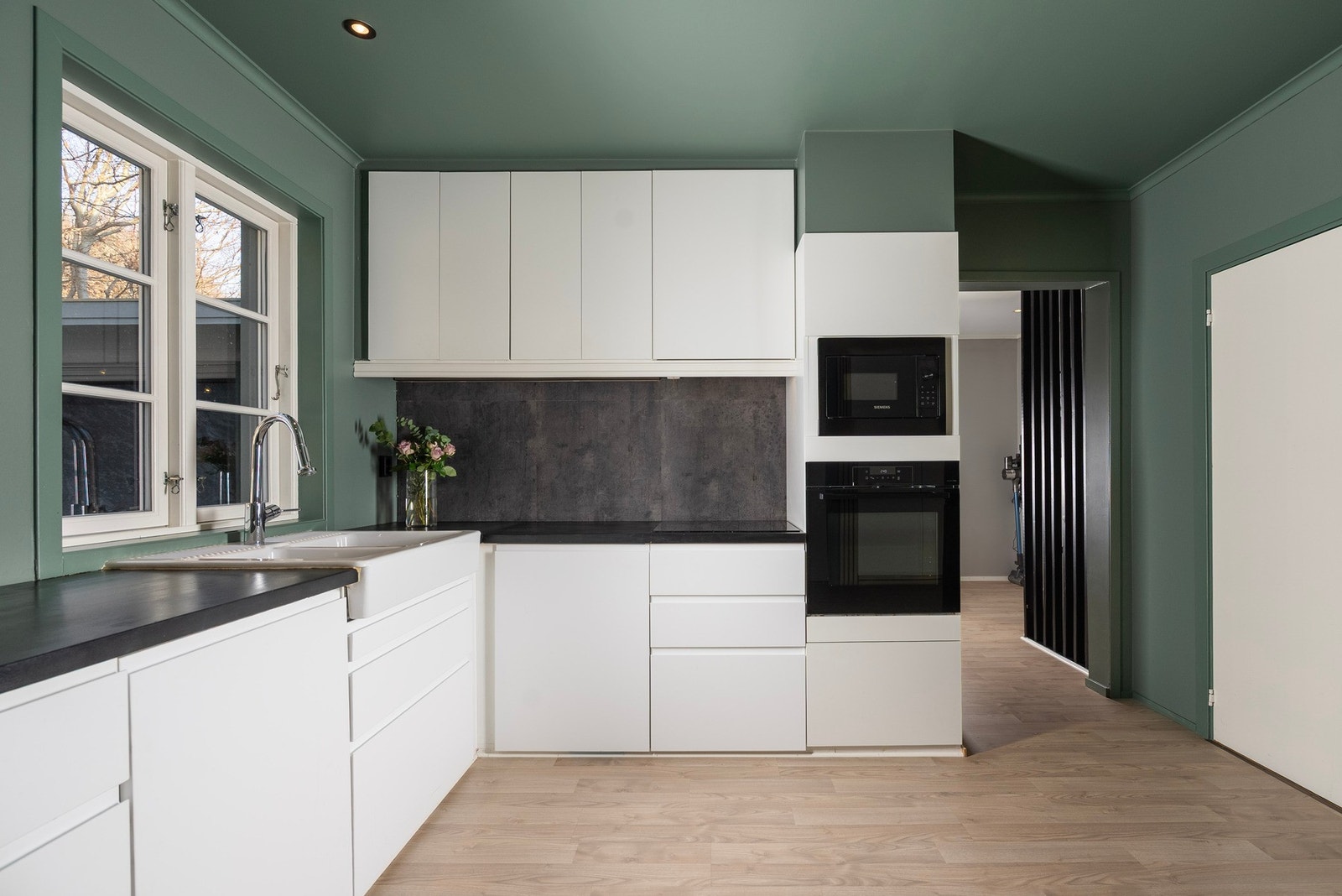 Kjøkkenet er fra 2015, men ble modernisert i 2025 og følger den samme stilrene og moderne tråden som resten av boligen Galleribilde