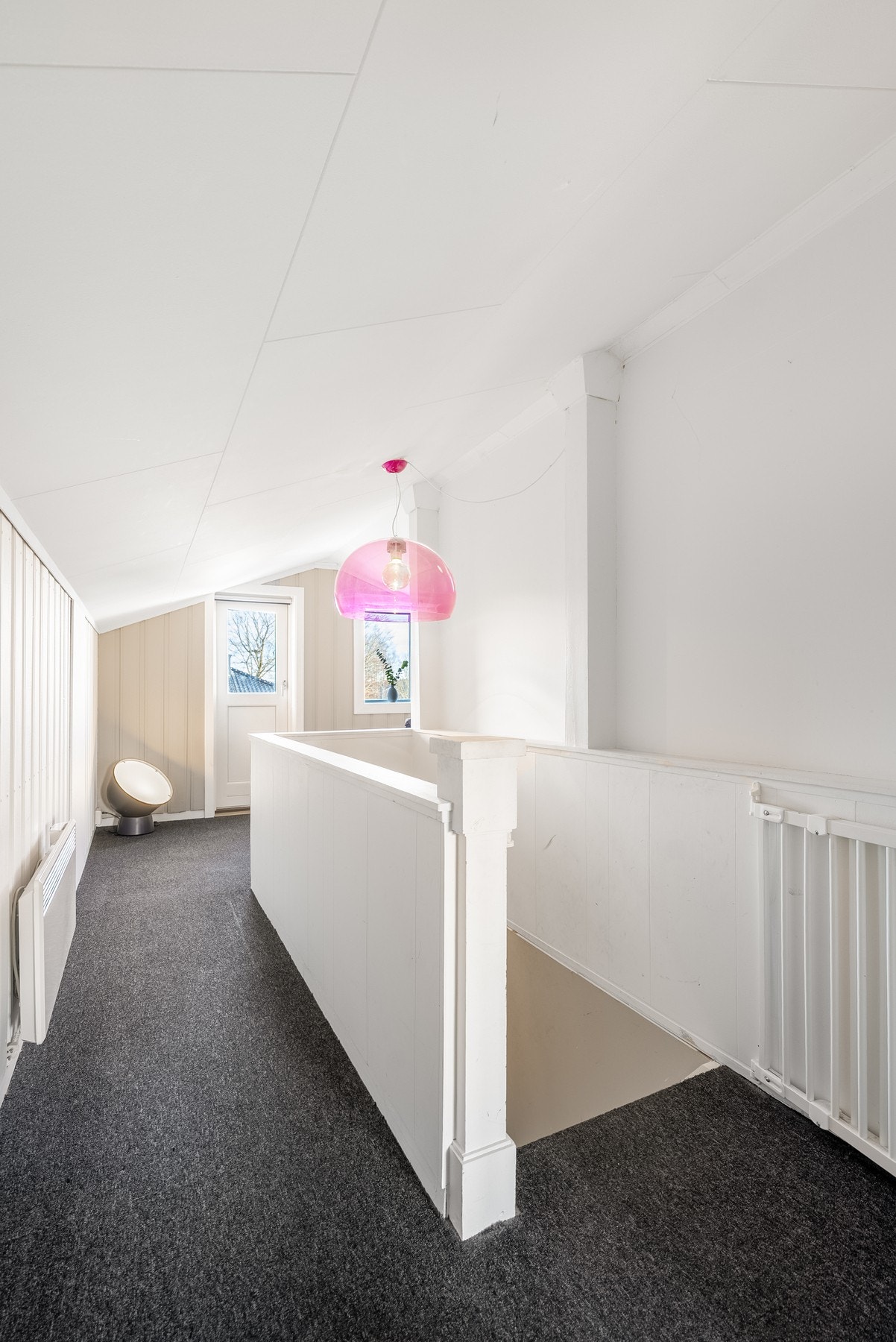 I 2. etasje er det både lagt til rette for et funksjonelt kontorområde, samtidig som soverommet fikk ferdigattest i 2025 - klart til bruk for både arbeid og hvile Galleribilde