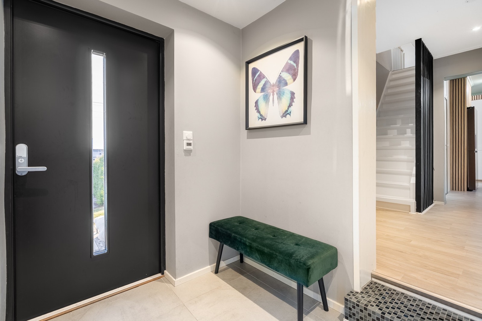 Selger bygget i 2019 inn inngangspartiet så du nå blir møtt av en lys entré med flislagt gulv og varmekabler Galleribilde