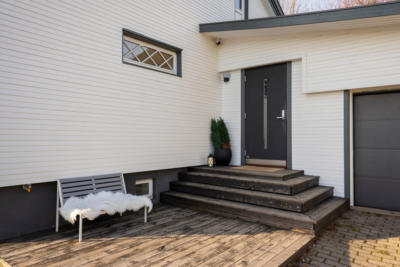 Et rent og ryddig førsteinntrykk møter deg med belegningsstein i innkjørselen og en romslig platting ved inngangspartiet - velkommen inn! Galleribilde