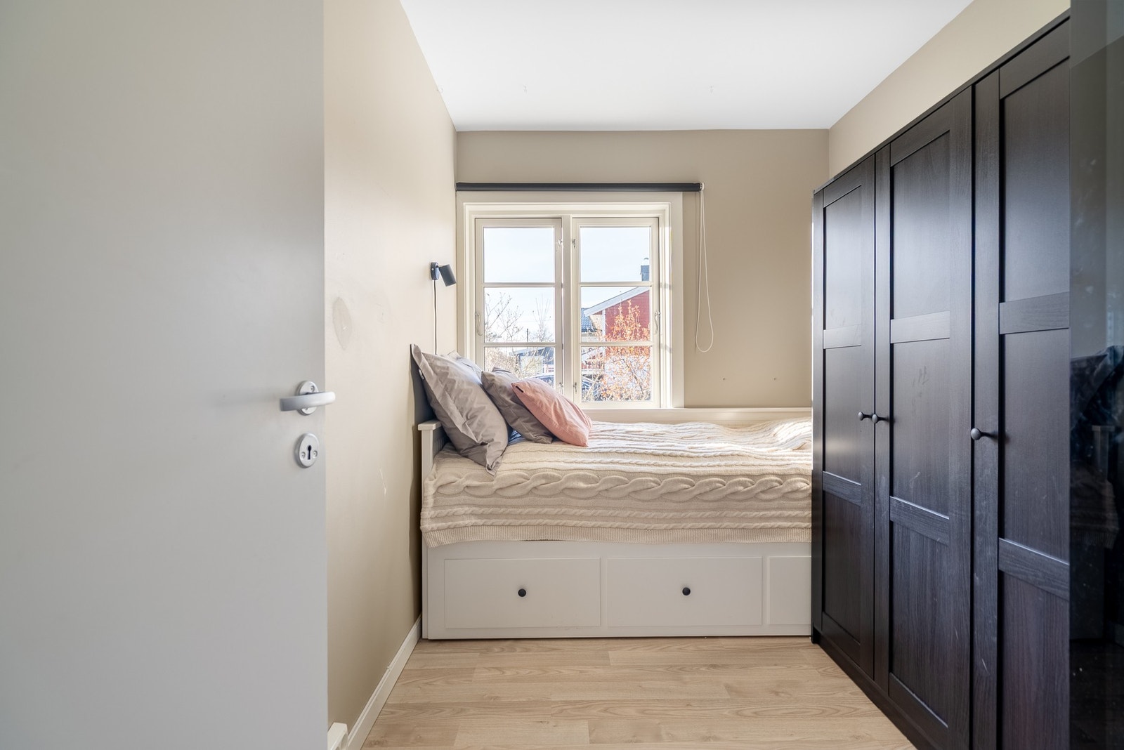 I 1.etasje finner du 2 av boligens 3 soverom Galleribilde