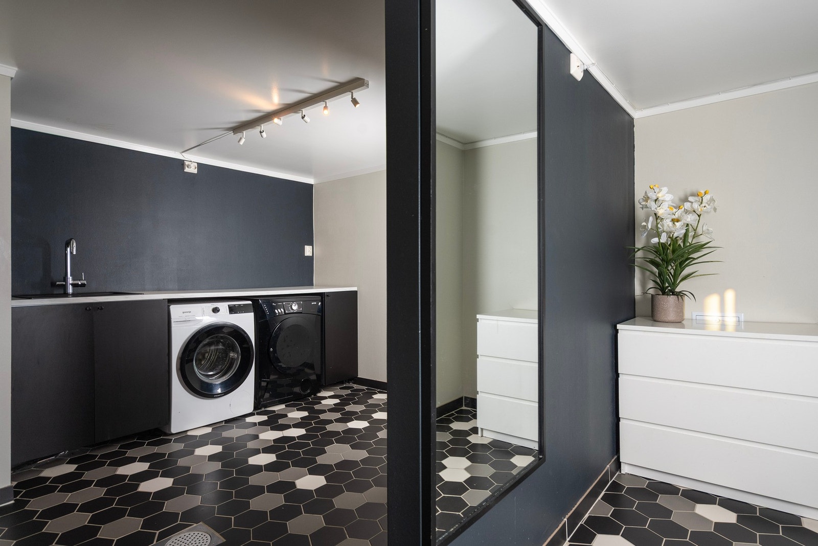 Pent og moderne bad/vaskerom fra 2018 i etasjen med praktisk og organisert løsning, varmekabler og god oppbevaringsplass Galleribilde