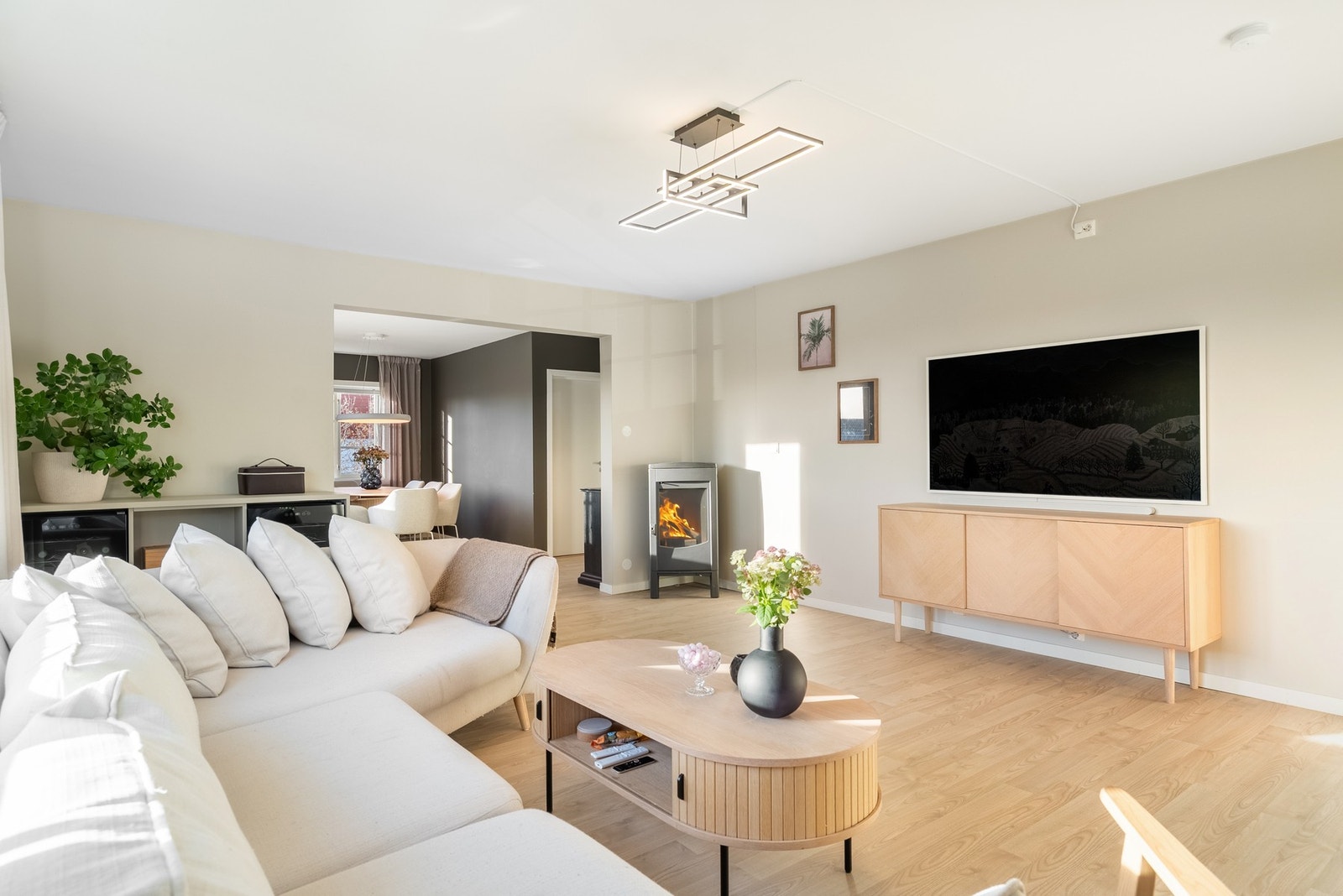 Den store åpningen mellom rommene gir en luftig og sammenhengende følelse, mens de nøye valgte fargene fungerer som et subtilt skille som definerer de to sonene Galleribilde