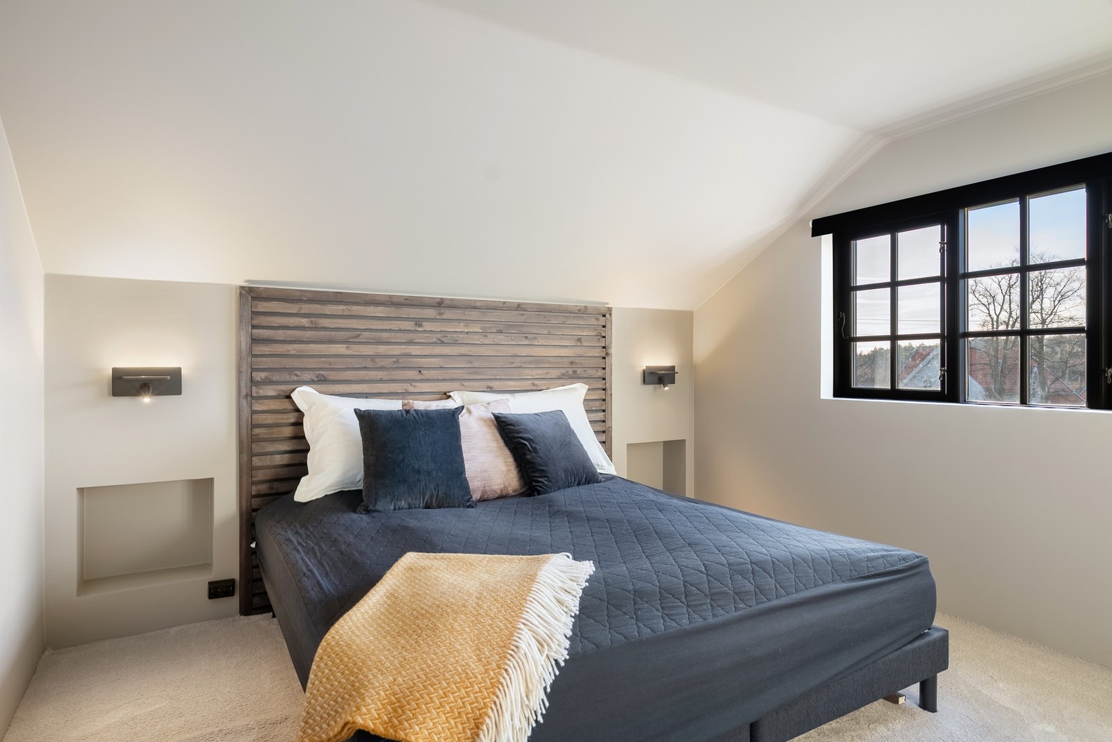 Et moderne og romslig hovedsoverom i egen etasje gir privatliv, komfort og mulighet til å innrede Galleribilde