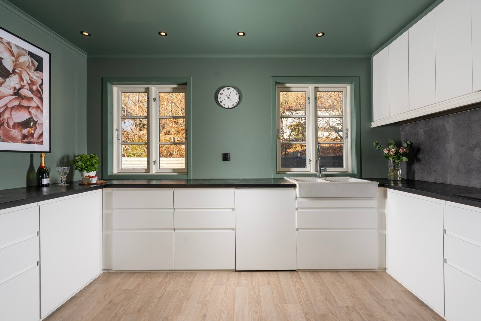 Et lyst og innbydende kjøkken med god plass til både matlaging og sosiale stunder - perfekt for å la kreativiteten blomstre Galleribilde