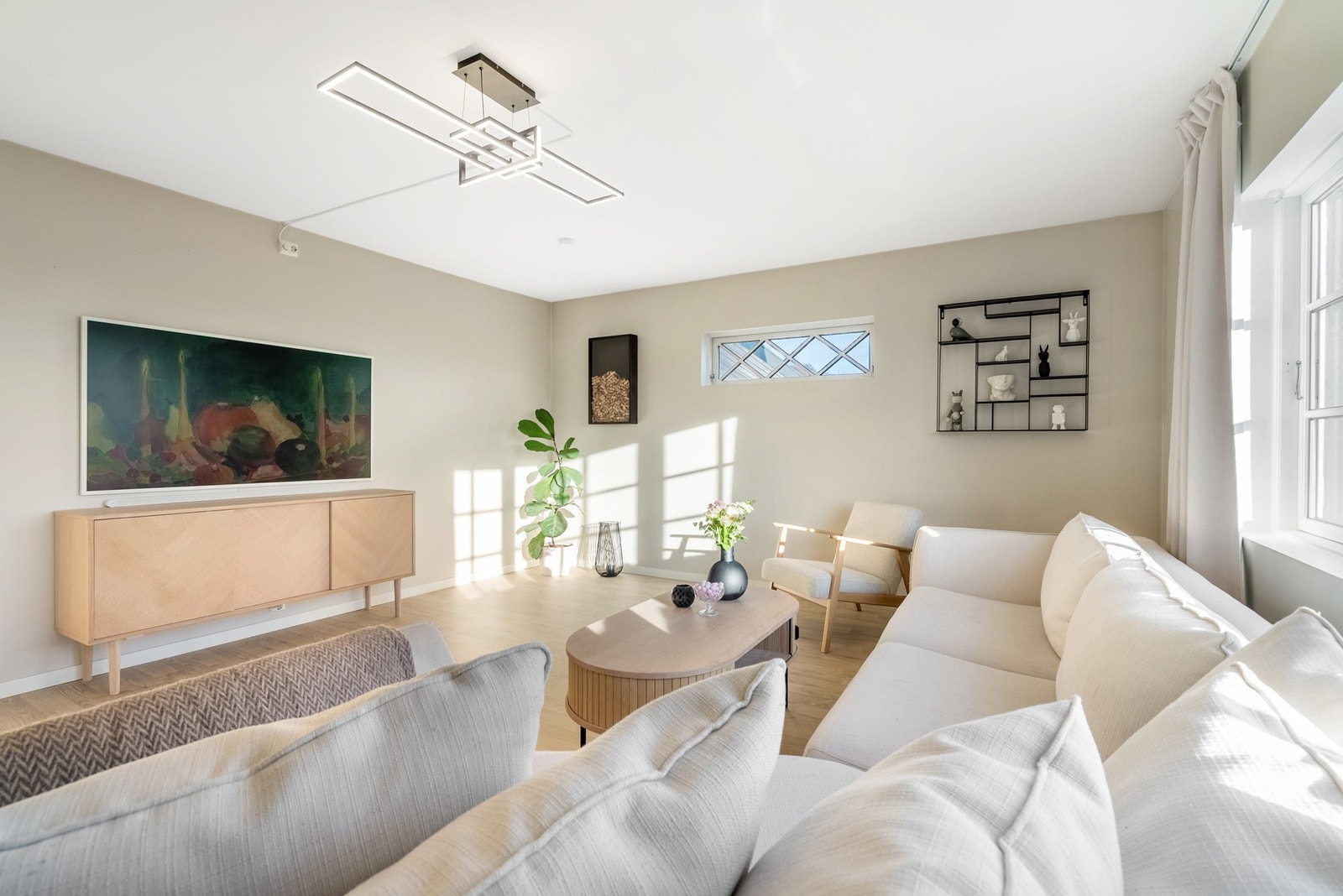 De mange vindusflatene slipper inn rikelig med naturlig lys, noe som gjør rommet lysere, mer åpent og inviterende, samtidig som det fremhever rommets volum og atmosfære Galleribilde