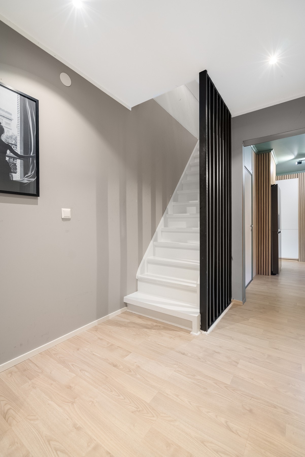 Det rene og moderne uttrykket fortsetter inn i trapperommet som fører videre inn på kjøkkenet Galleribilde