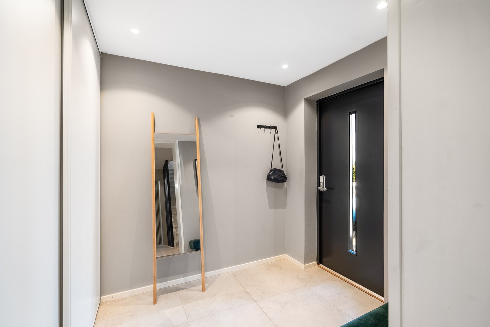 Med downlights i taket og skyvedørsgarderobe som sørger for ryddig oppbevaring, gir entreen et godt og innbydende inntrykk Galleribilde