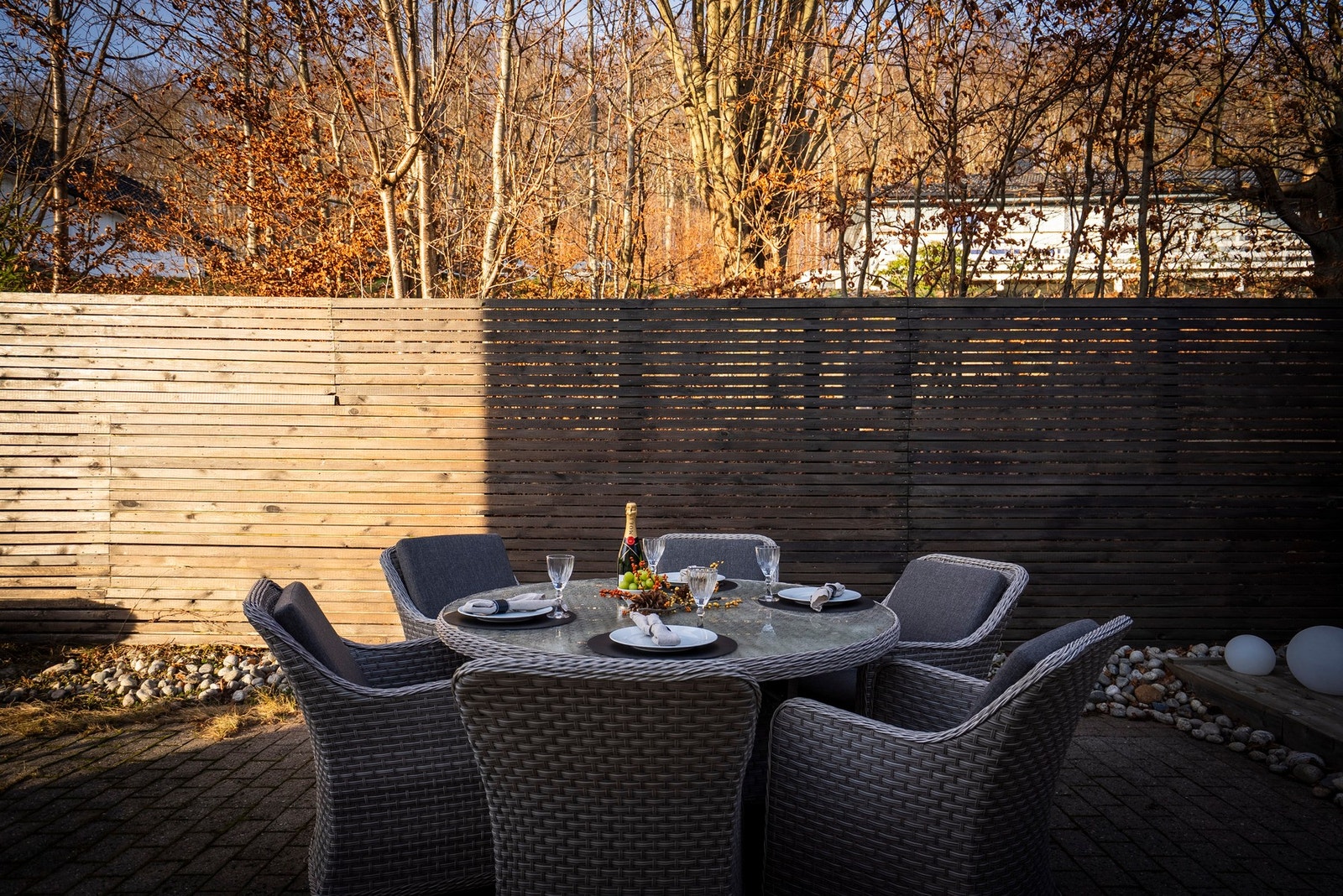 En hyggelig og skjermet uteplass som gir privatliv - perfekt for å fyre opp grillen og nyte måltidet ute i fred og ro Galleribilde