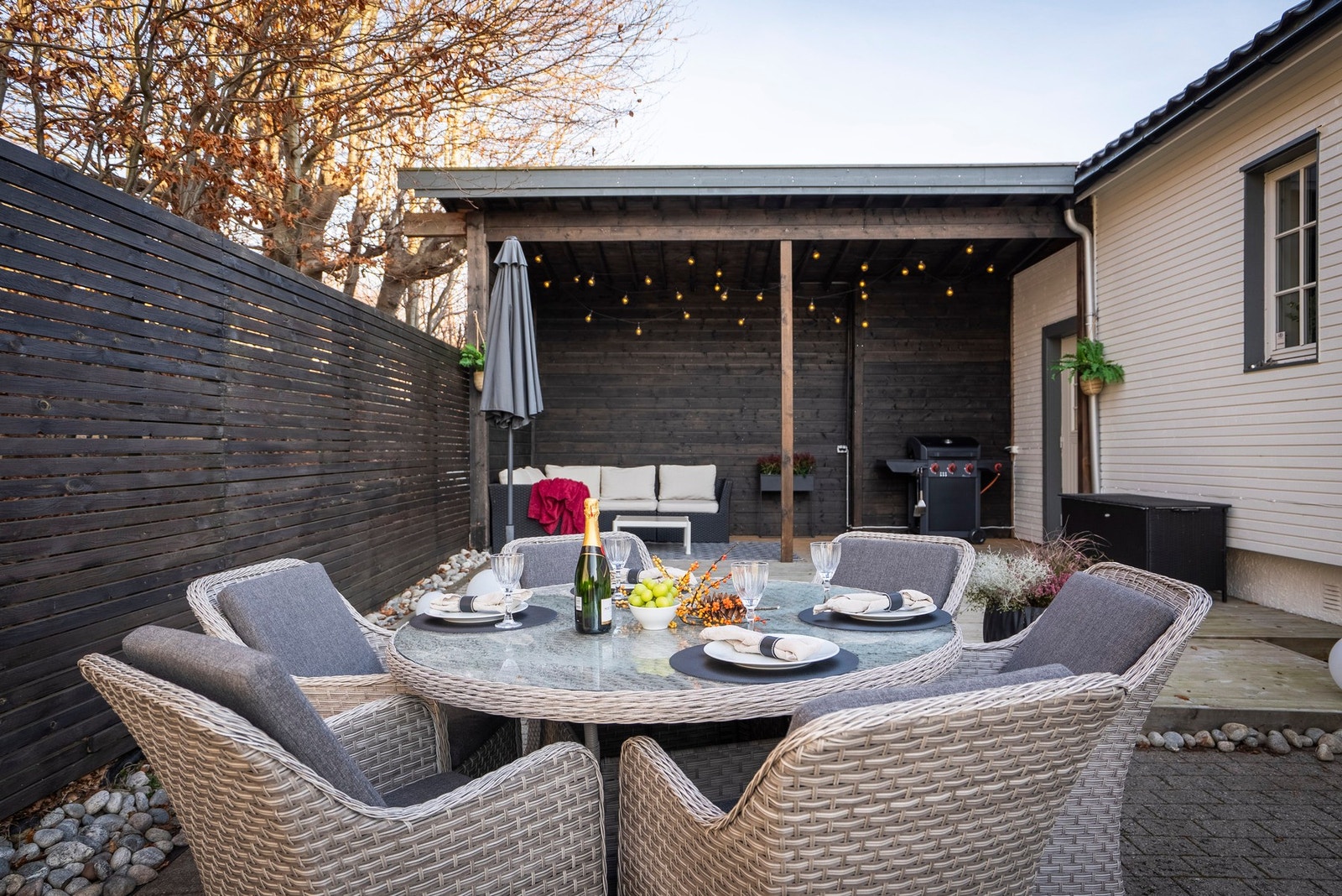 Boligen står på en meget romslig tomt og byr på flere flotte uteplasser som kan nytes gjennom hele året Galleribilde