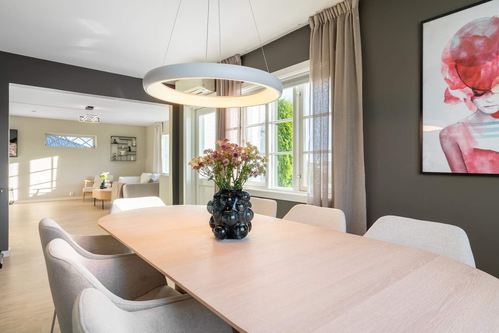 Første etasje ble pusset opp i 2018 og fikk blant annet nytt gulv i alle oppholdsrom Galleribilde