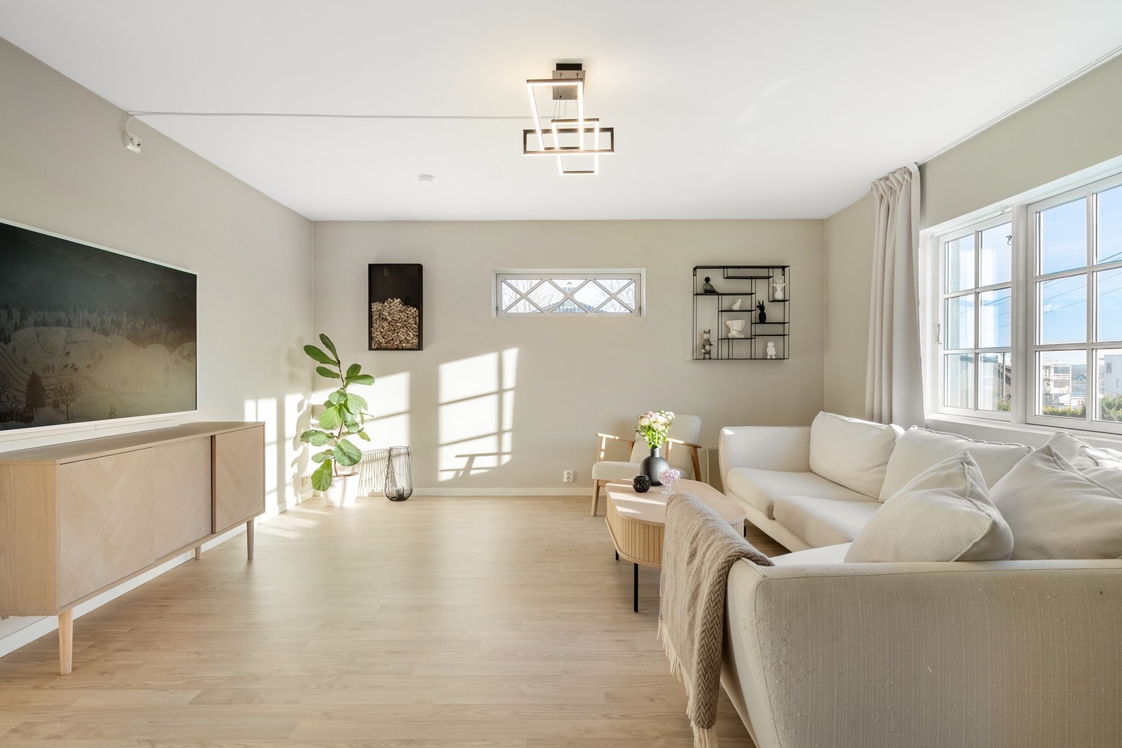 Veggene ble etterisolert av selger i 2018, og tidligere eier oppgraderte vinduer i 2013 Galleribilde