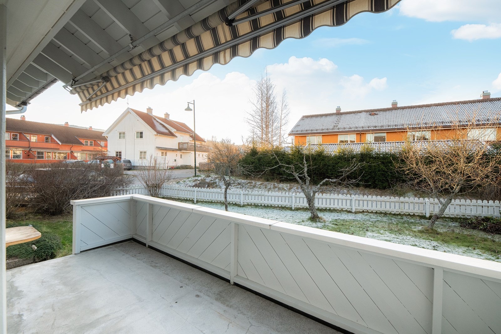 På verandaen er det montert markise for solskjerming. Galleribilde