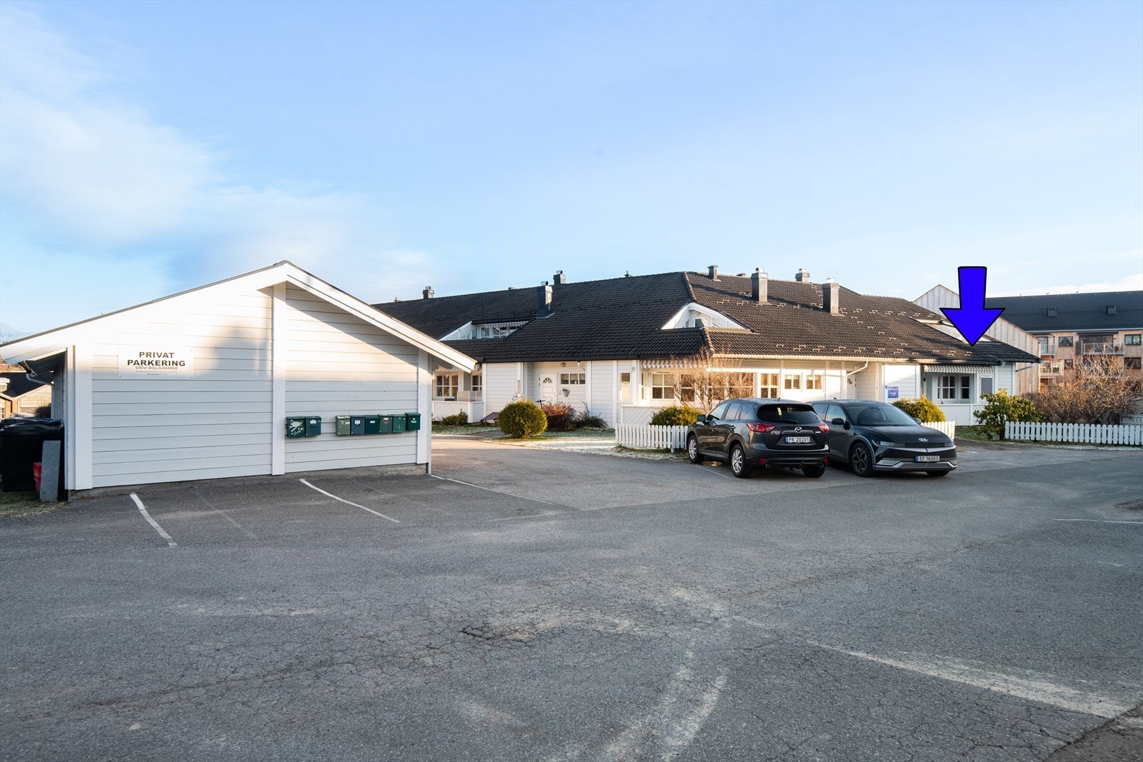 Bø Stasjon er en kort gåtur over gata, her er det gode kollektivmuligheter både med buss og tog. Her går det busser lokalt i området, samt til Torp flyplass, vestlandet, Skien og Porsgrunn for å nevne noen. Galleribilde