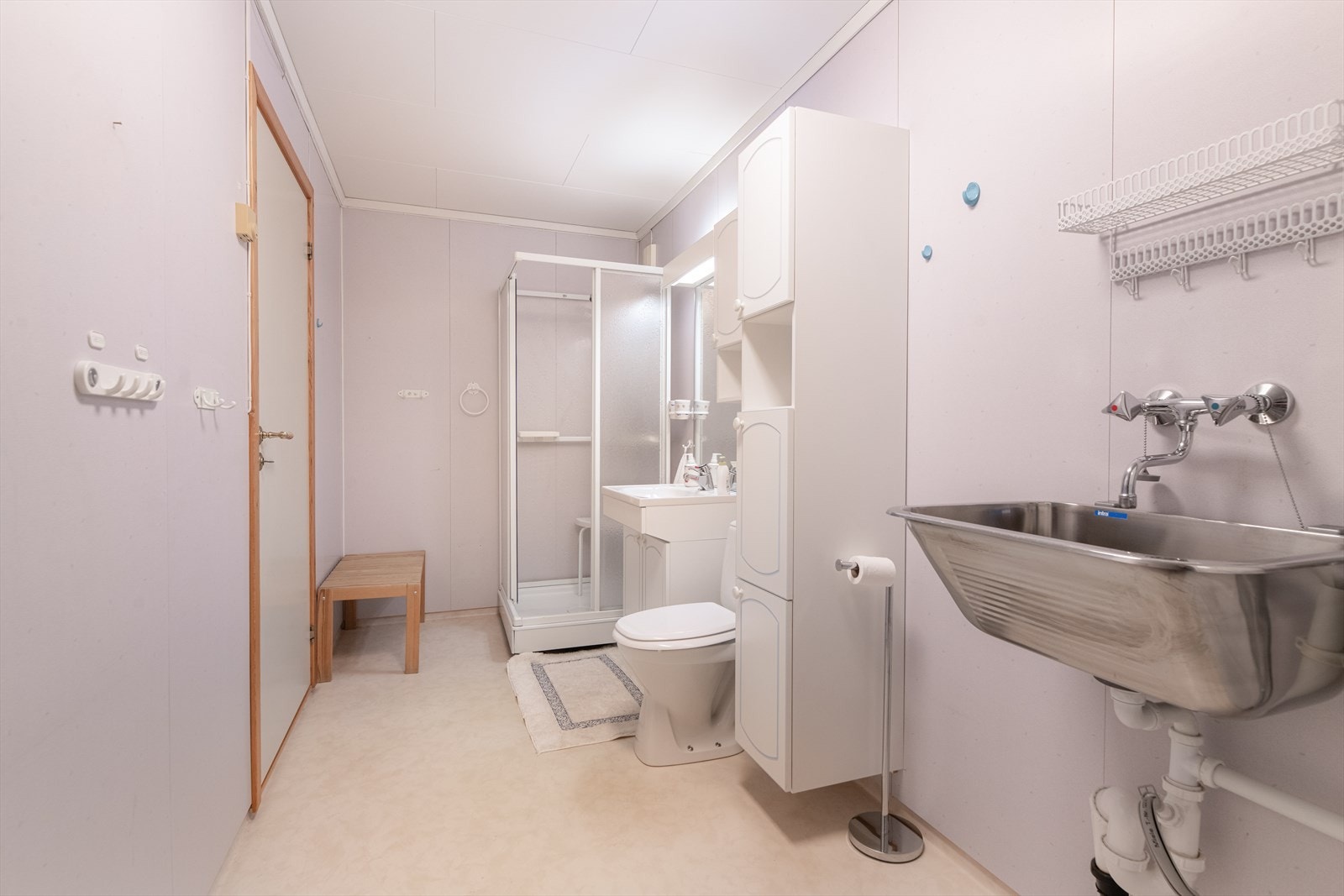 Boligen har et kombinert bad/vaskerom med vaskeromsdel i egen sone. Badet har belegg på gulv med varmekabler, og romslig innredning med heldekkende servant og speil med overlys. Galleribilde