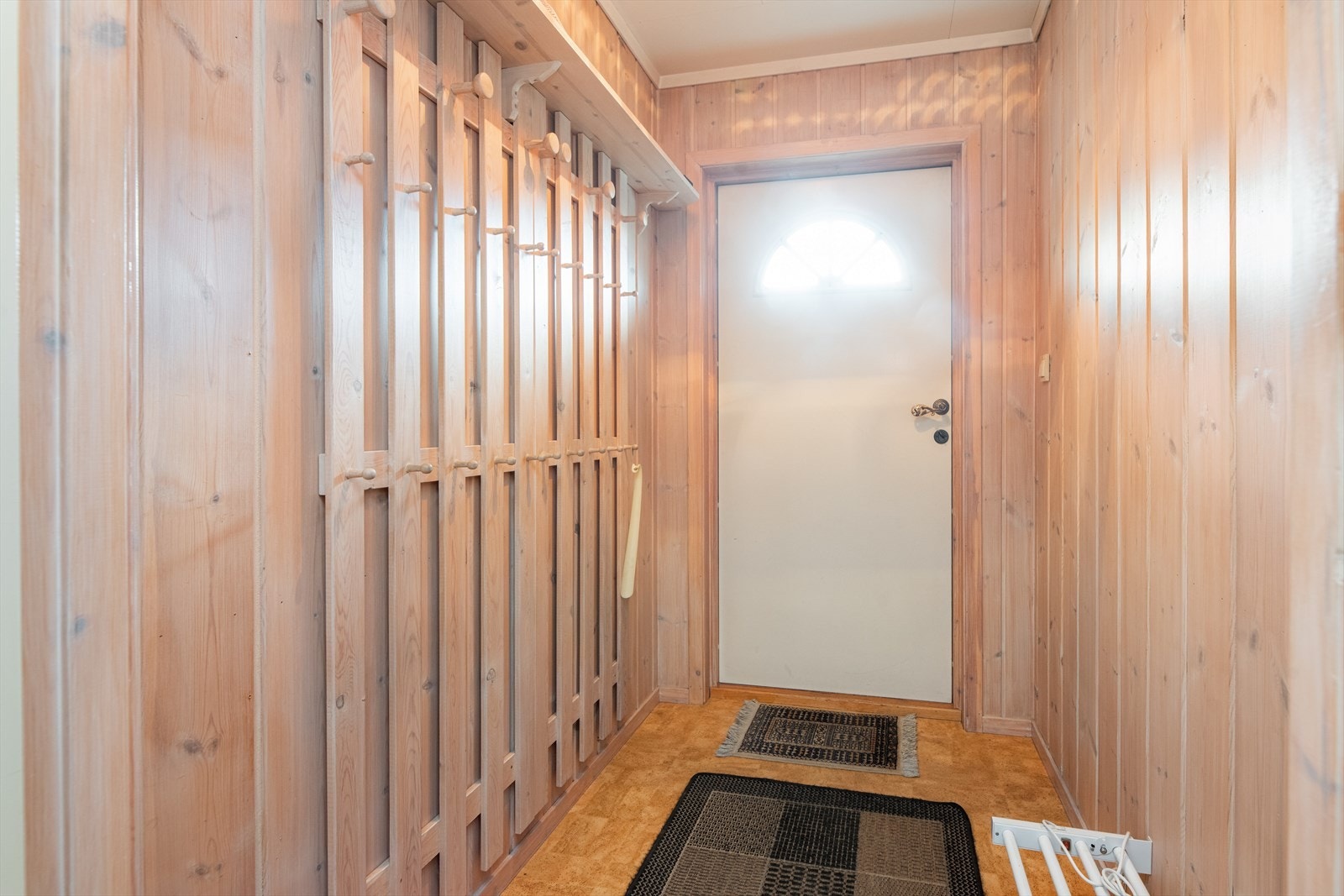 Med adkomst fra det hyggelige inngangspartiet kommer man inn i boligens gangareal med god plass til sko- og ytterklær. Galleribilde