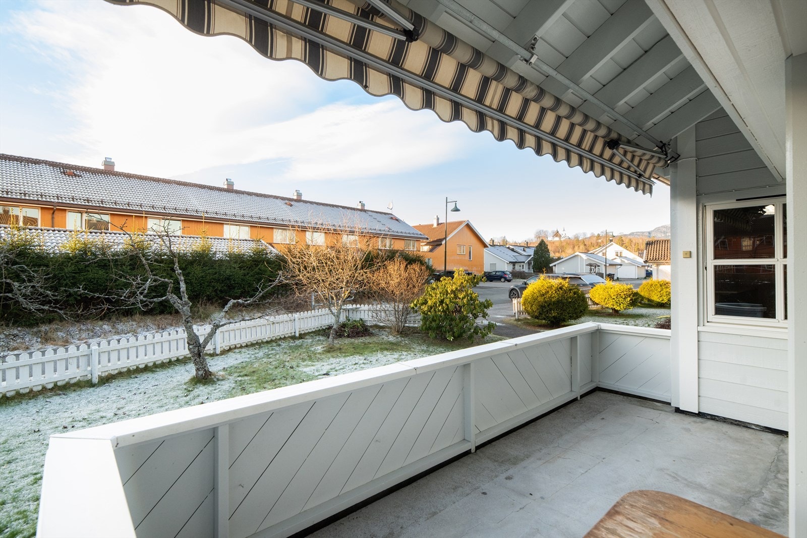 Fra stua er det utgang til en deilig veranda, med delvis overbygg og adkomst til hagedelen. Galleribilde