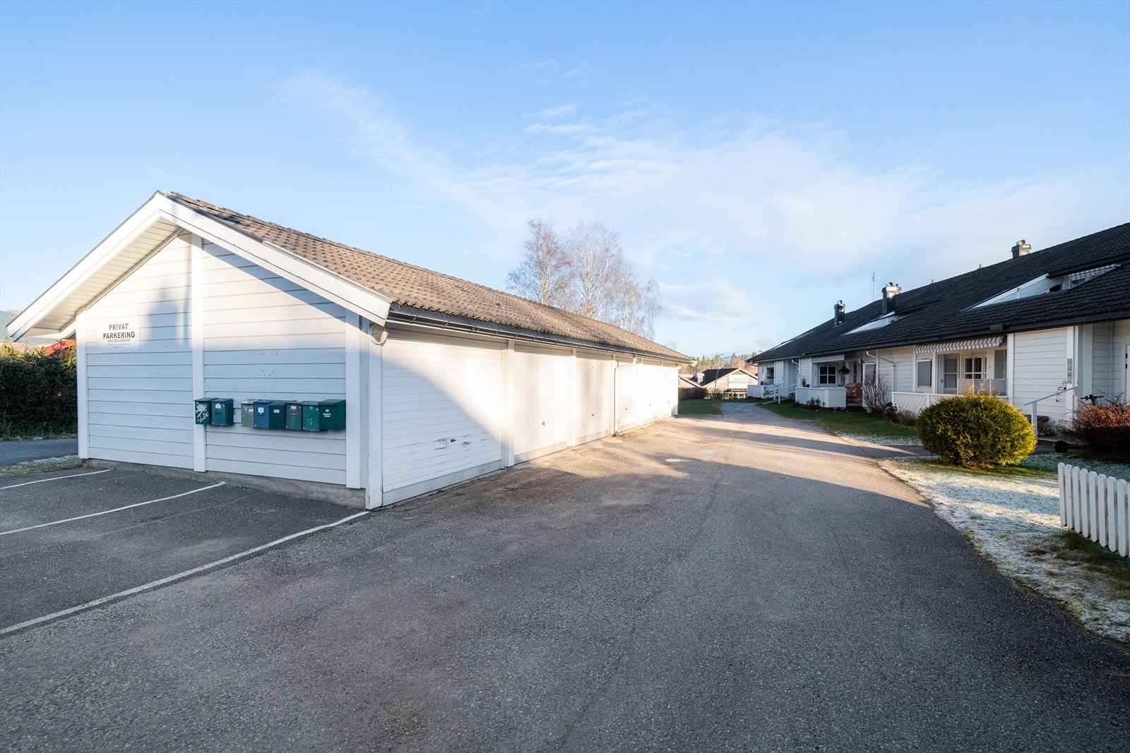 Det medfølger garasjeplass i felles garasjeanlegg rett ved boligen. Galleribilde